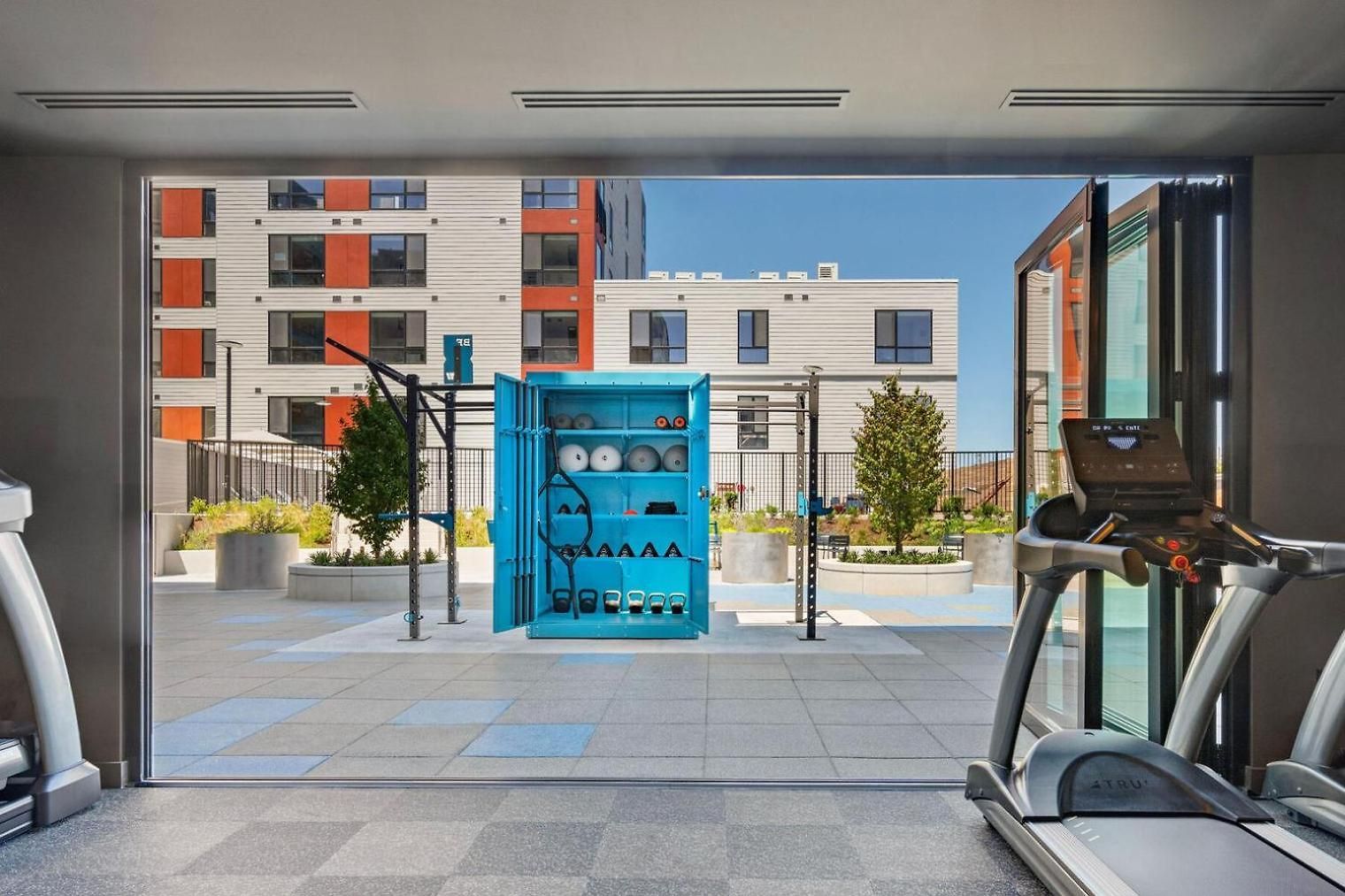 Blueground Revere Gym Pool Wd Lounge Bos-1100