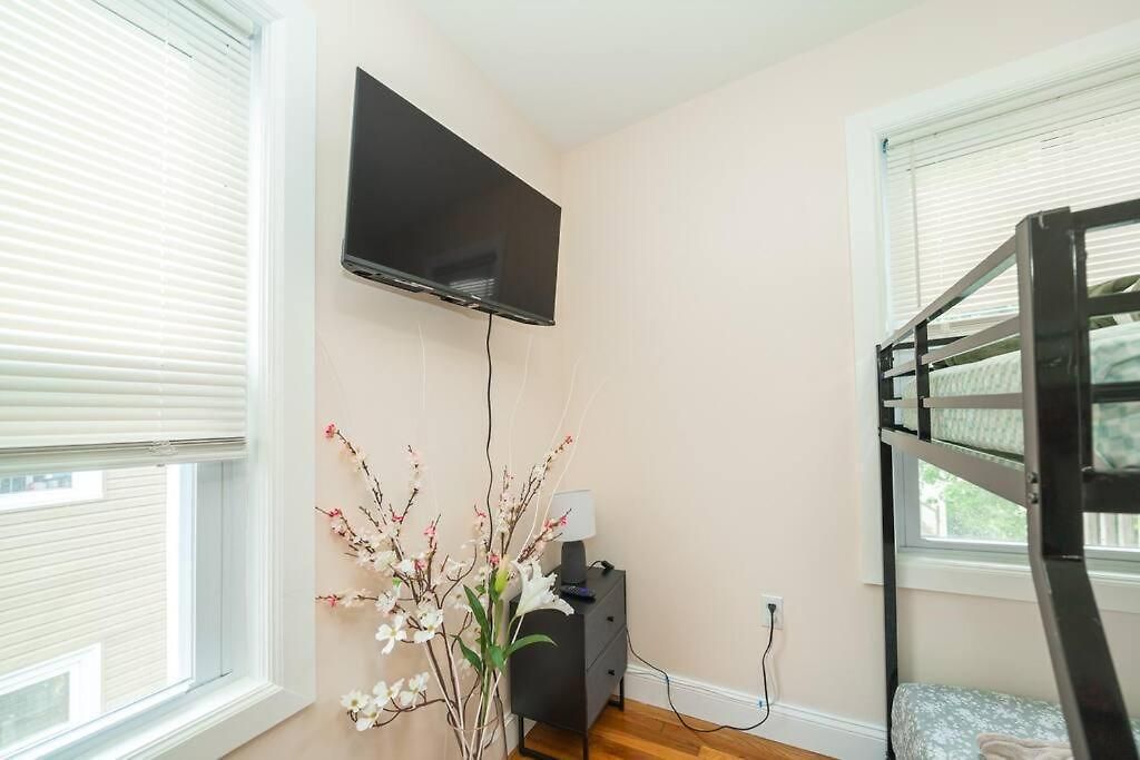 Tranquil 3br W Balcony, Parking, Bathtub Near Franklin Park Zoo 303