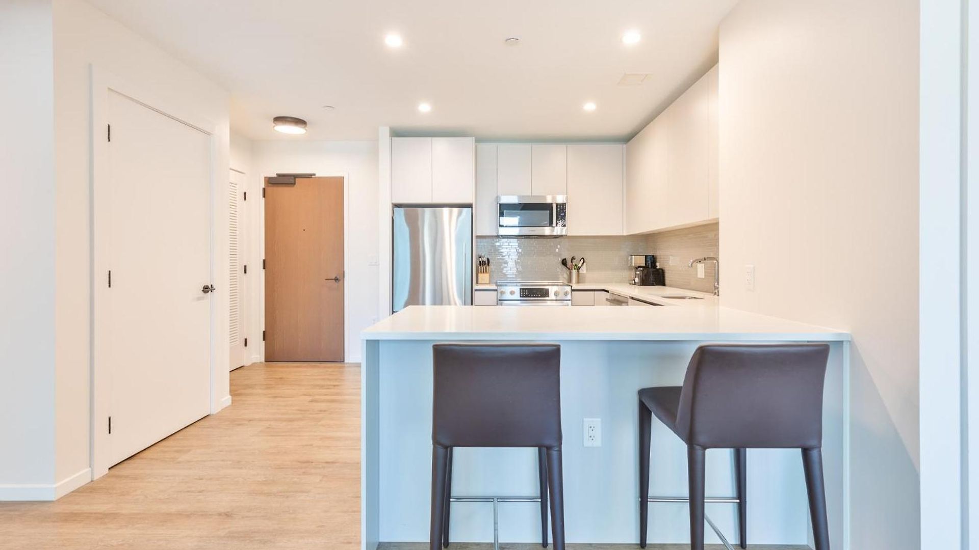 Luxury With Kitchen And Pool Boston
