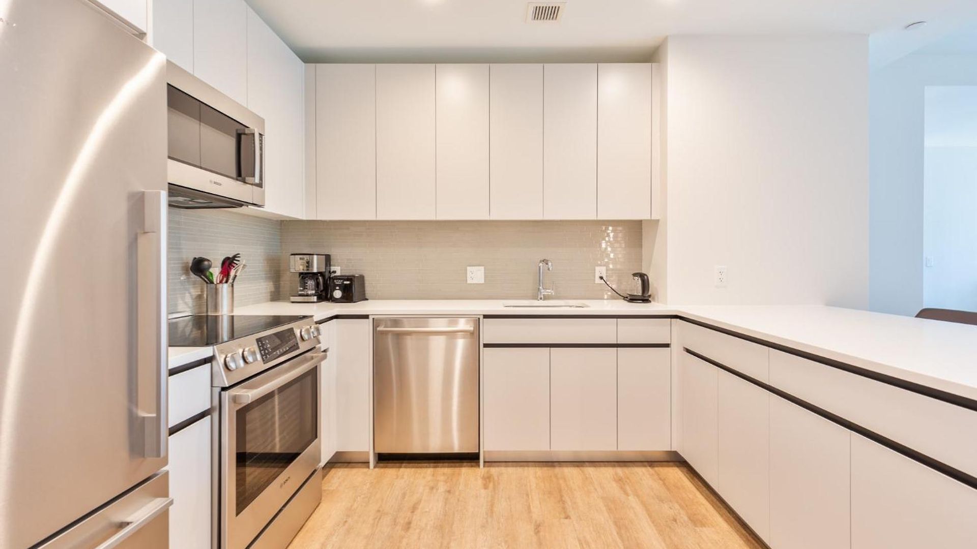 Luxury With Kitchen And Pool * Boston