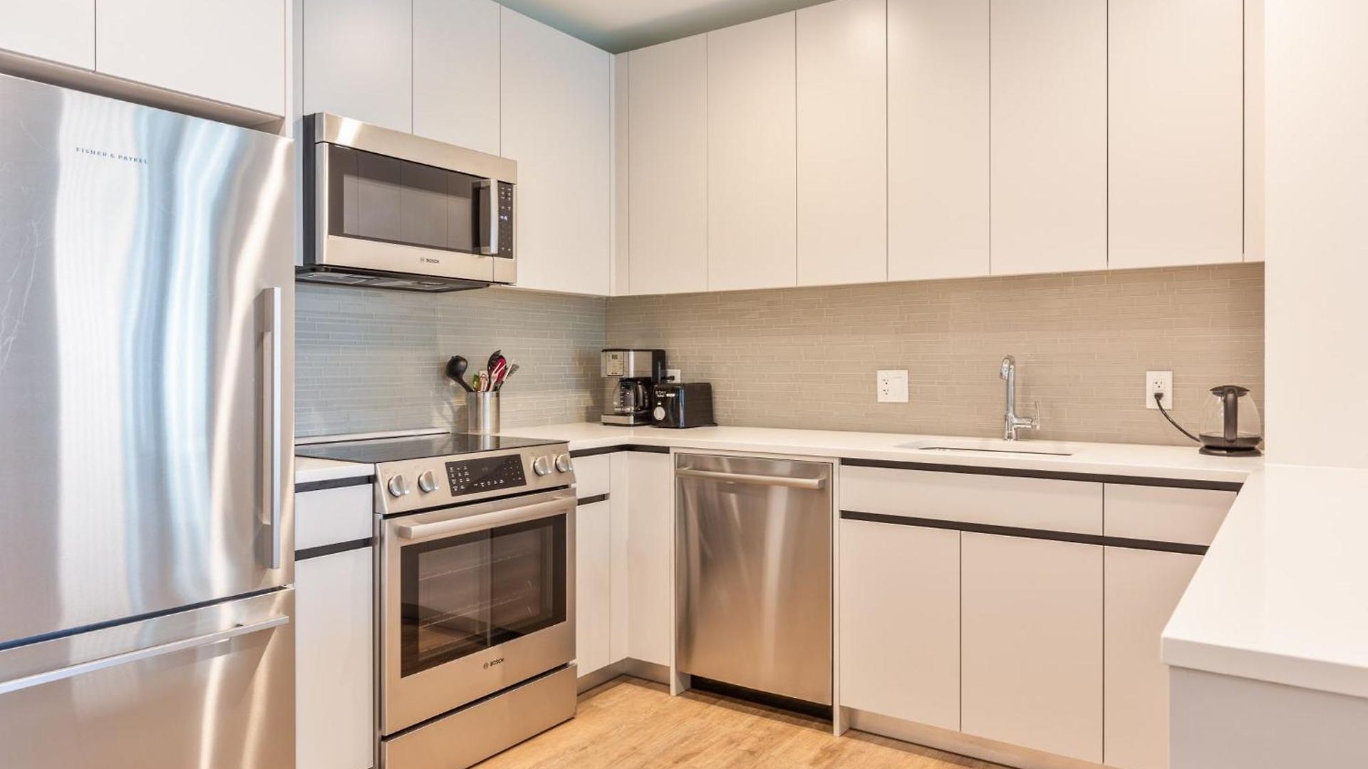Luxury With Kitchen And Pool * Boston