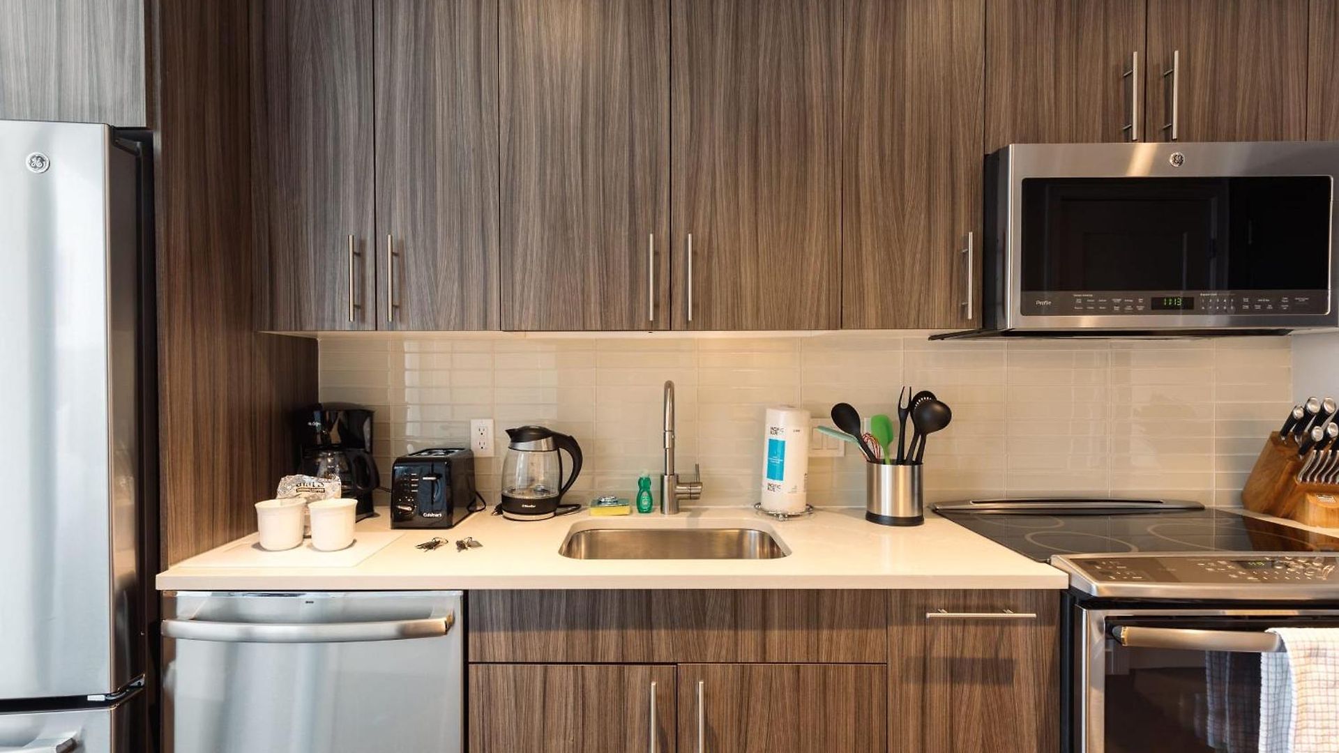 Bright & Modern Downtown Seaport Apartment *