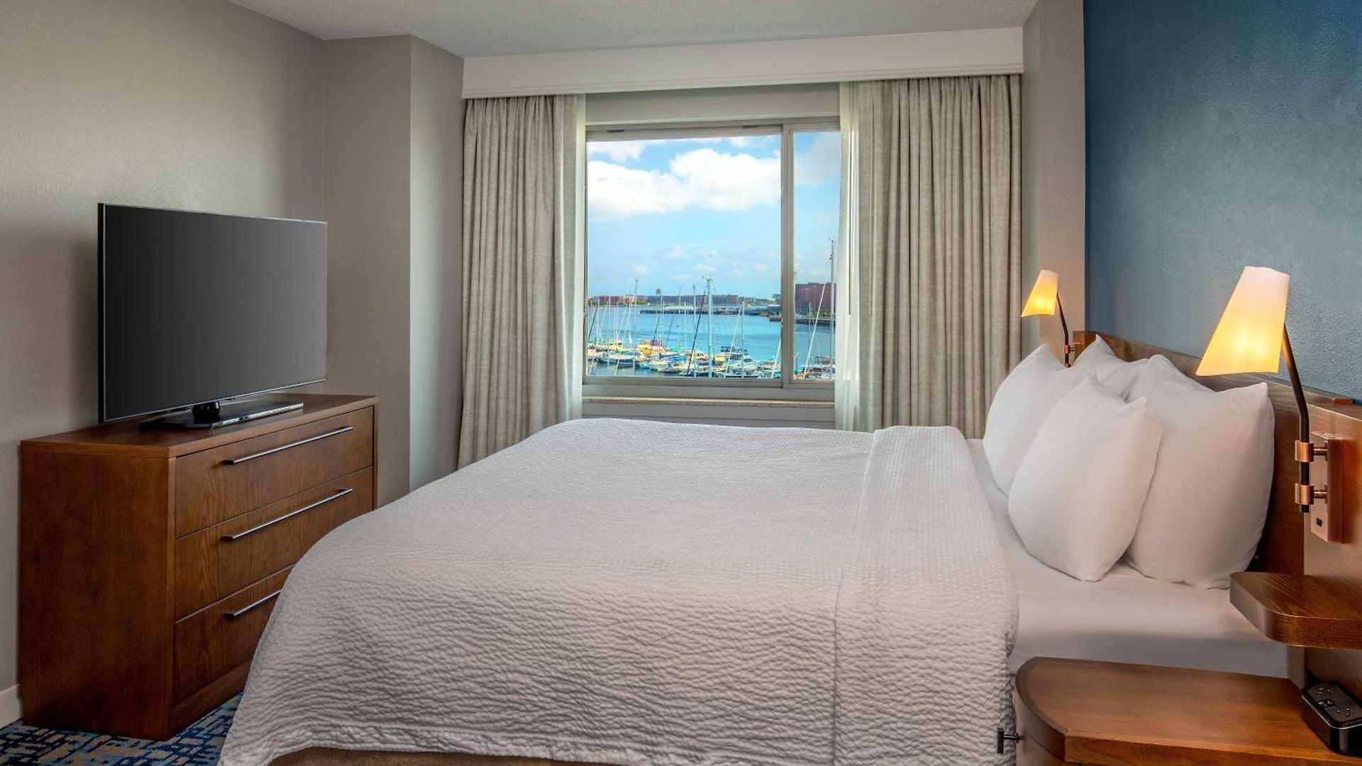 Hotel By Marriott Harbor On Tudor Wharf 3*