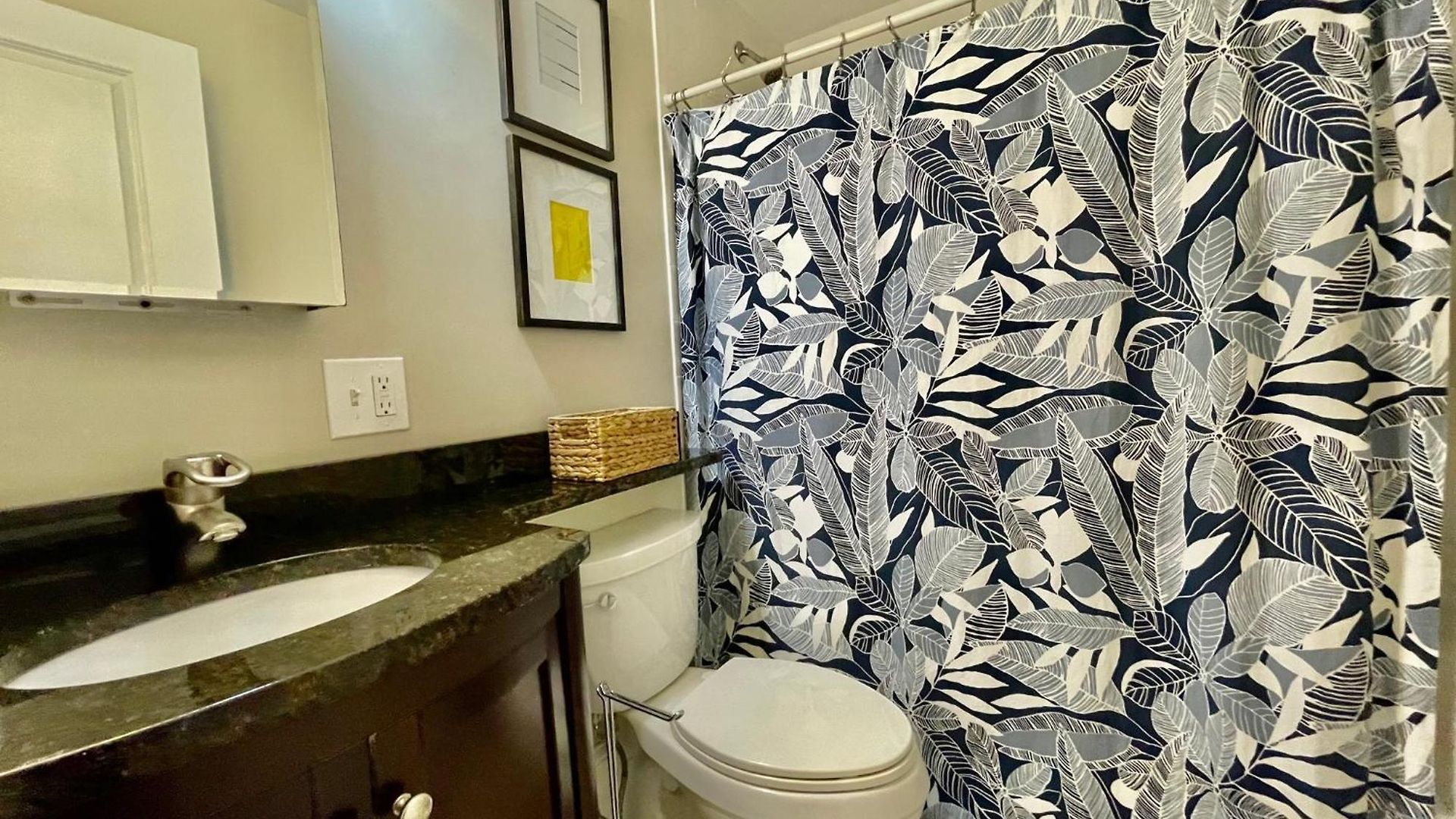 Beautiful 3br 3ba Duplex Parking Location Apartment *