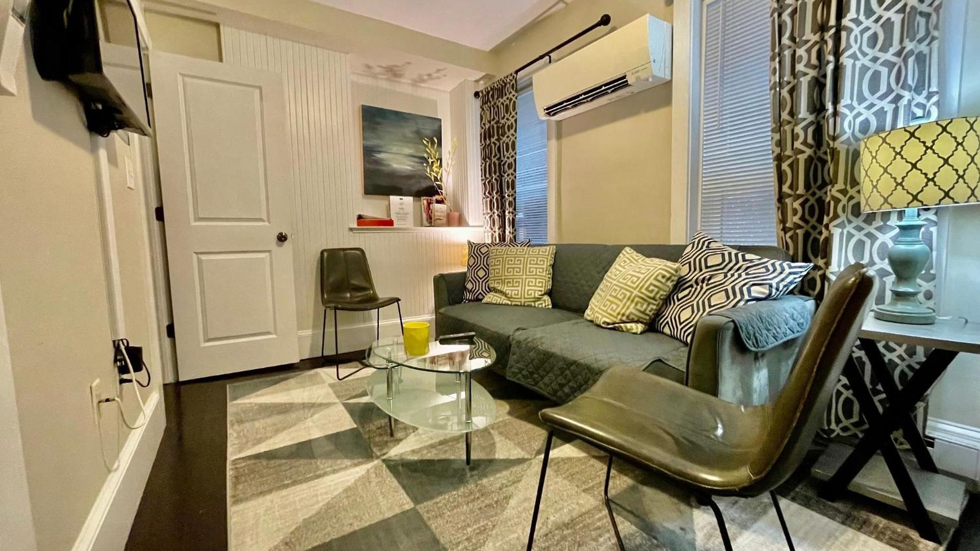 Beautiful 3br 3ba Duplex Parking Location Apartment
