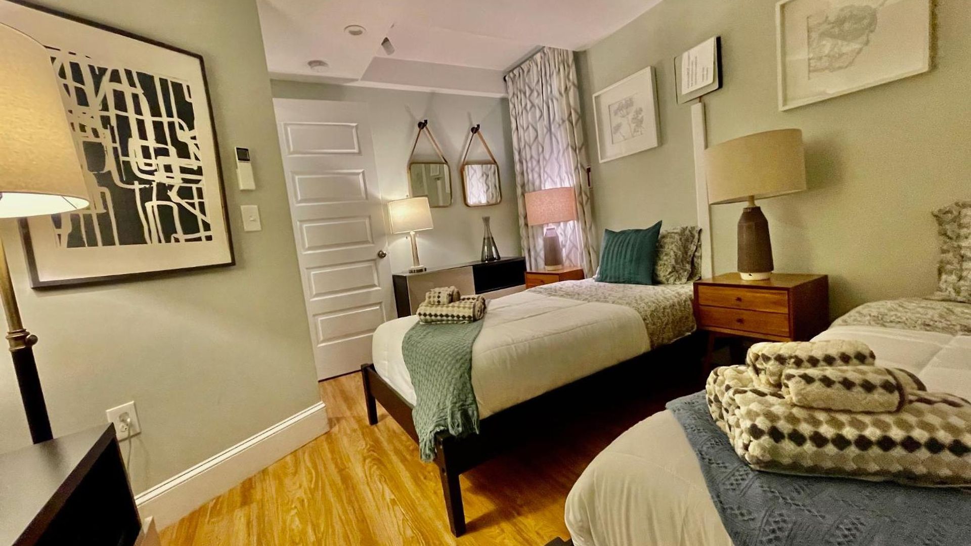 Beautiful 3br 3ba Duplex Parking Location Apartment *