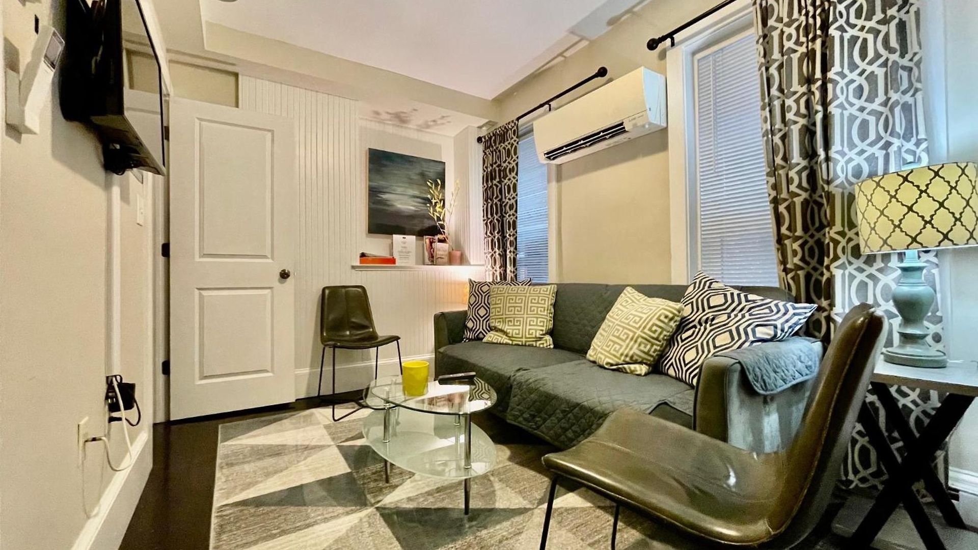 Beautiful 3br 3ba Duplex Parking Location
