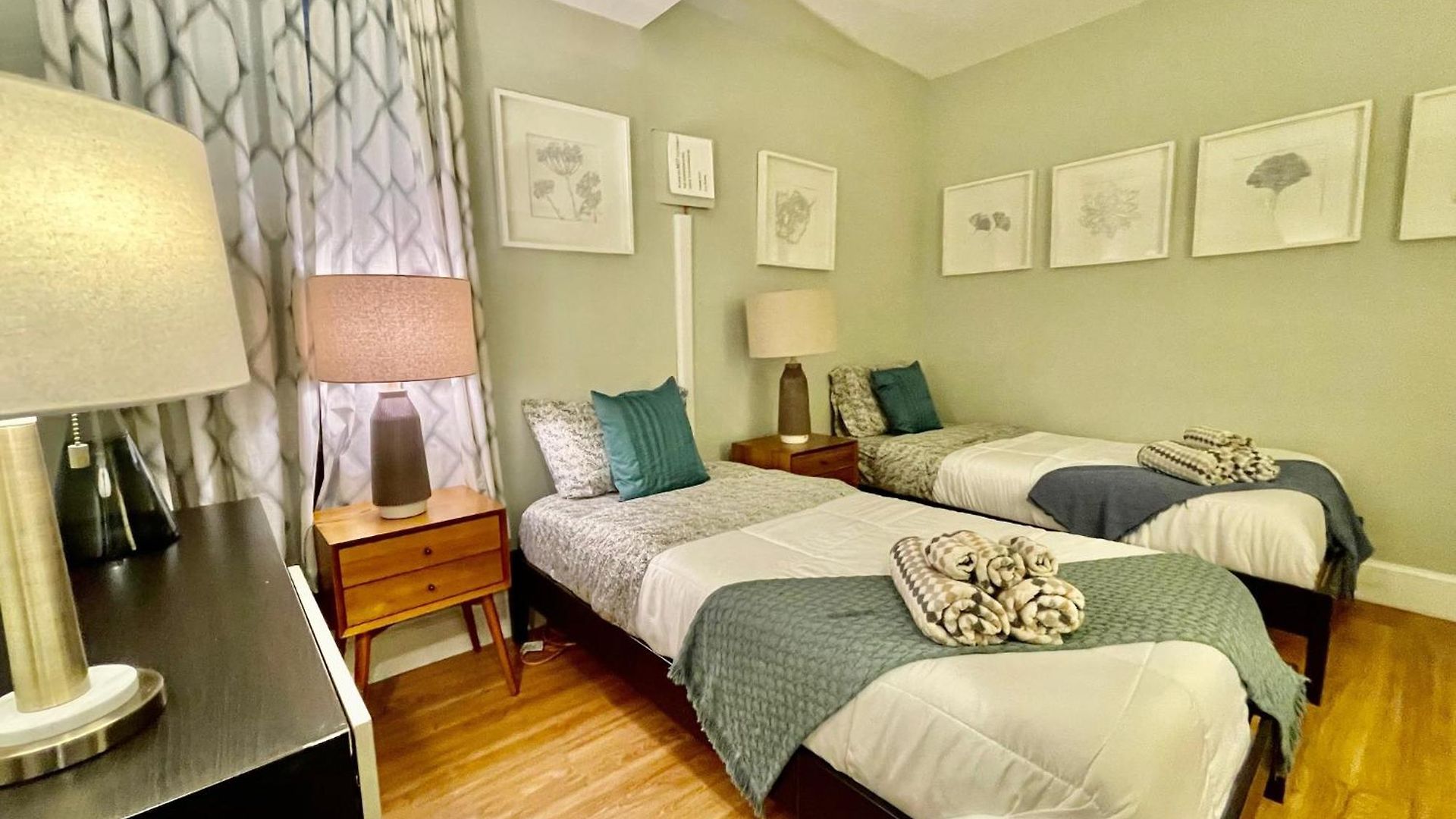 Apartment Beautiful 3br 3ba Duplex Parking Location *