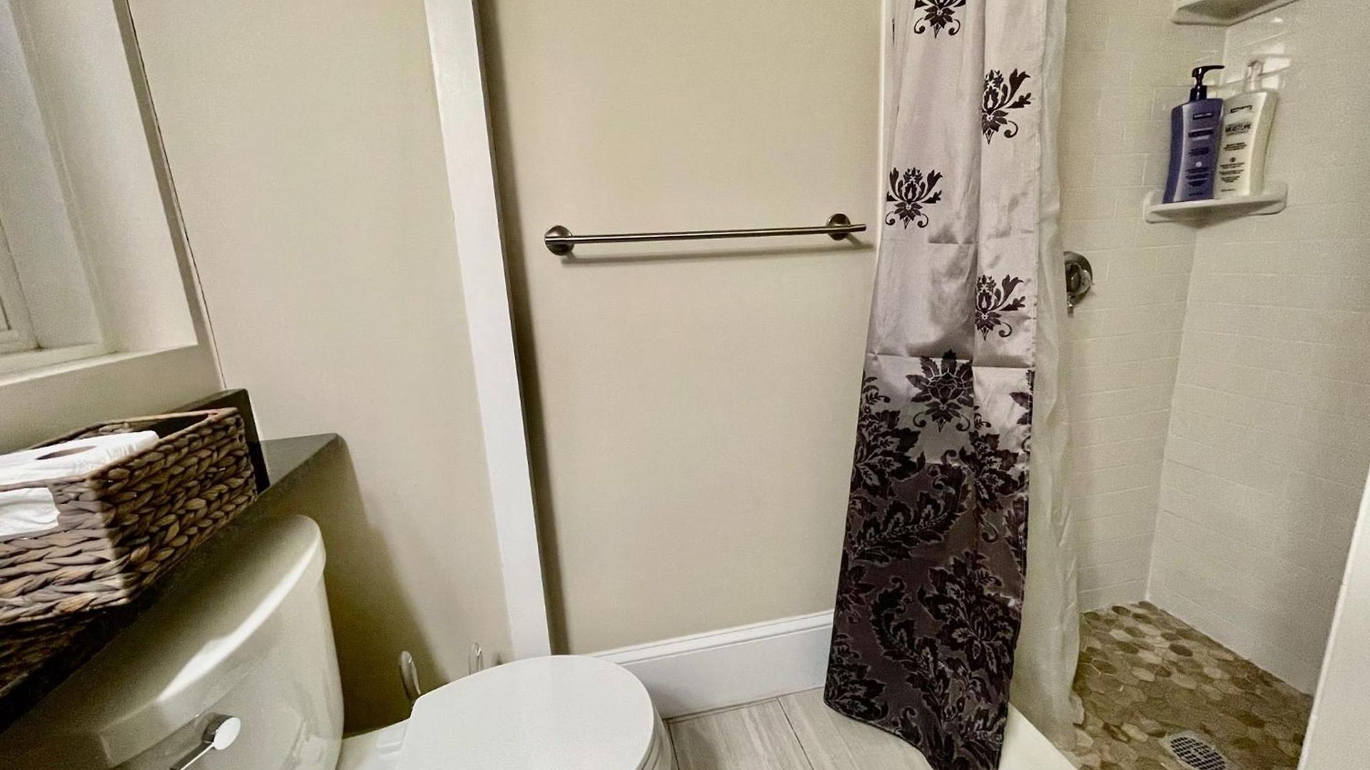 Beautiful 3br 3ba Duplex Parking Location *