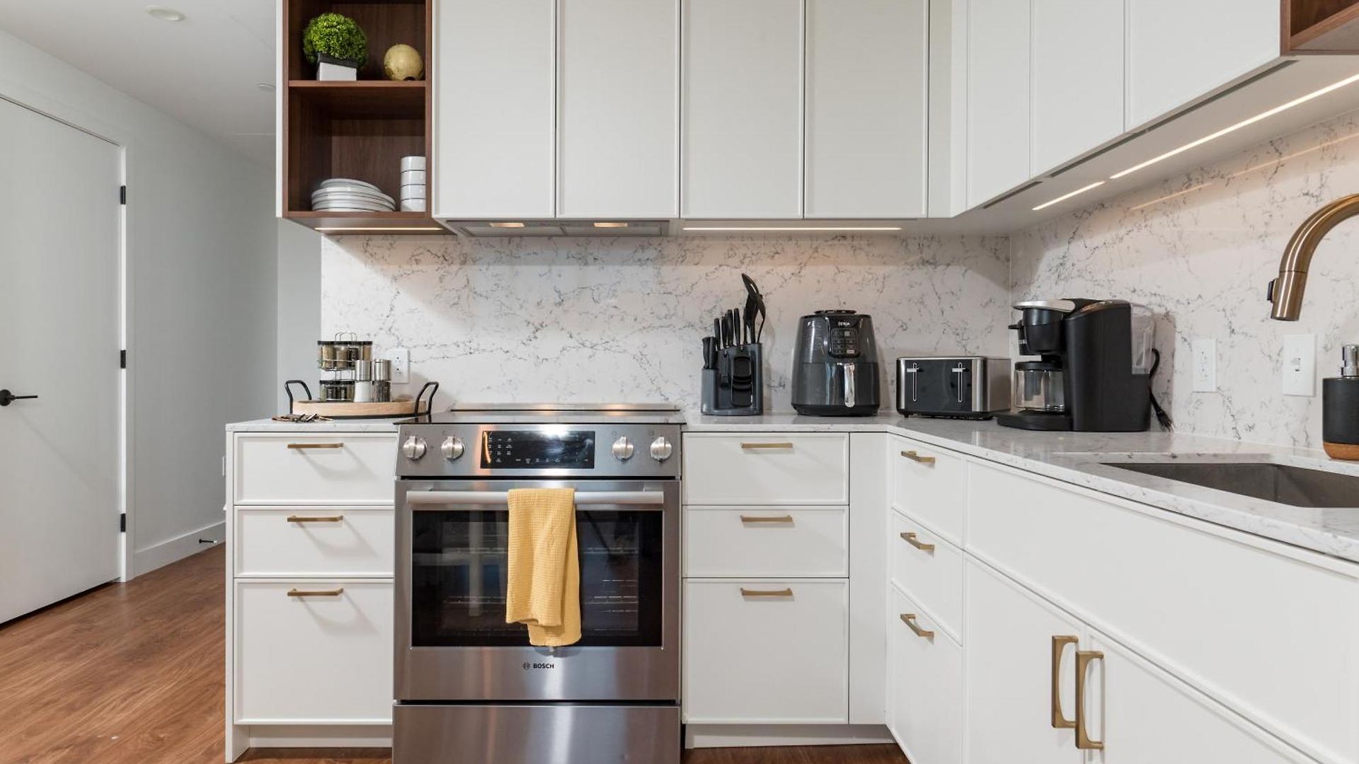 Luxury 2br Backbay Common T-station Roof Lounge Gym Apartment