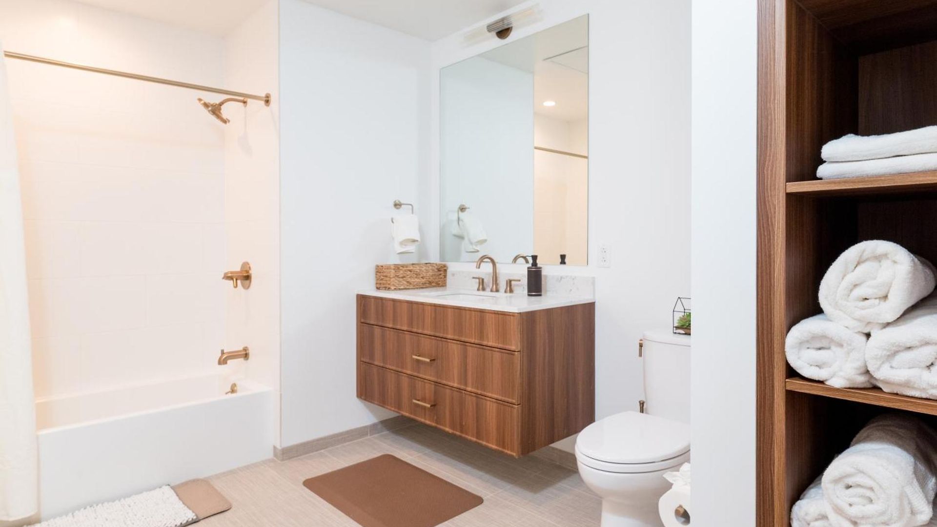 Luxury 2br Backbay Common T-station Roof Lounge Gym