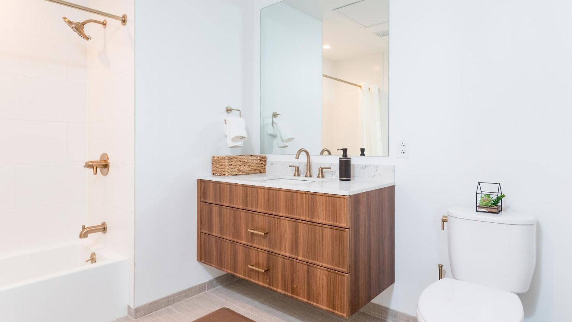 Luxury 2br Backbay Common T-station Roof Lounge Gym Apartment Boston