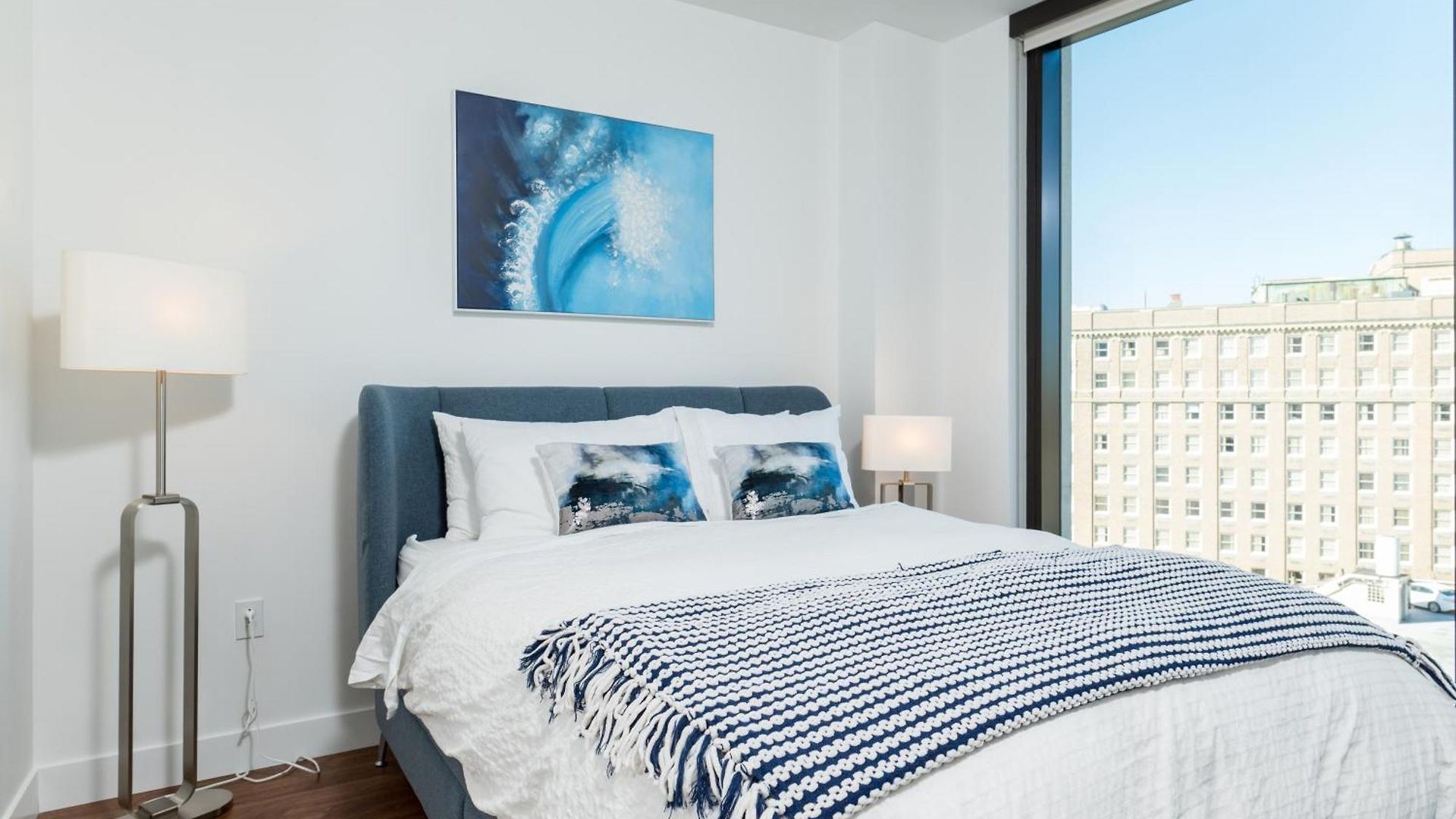Luxury 2br Backbay Common T-station Roof Lounge Gym *