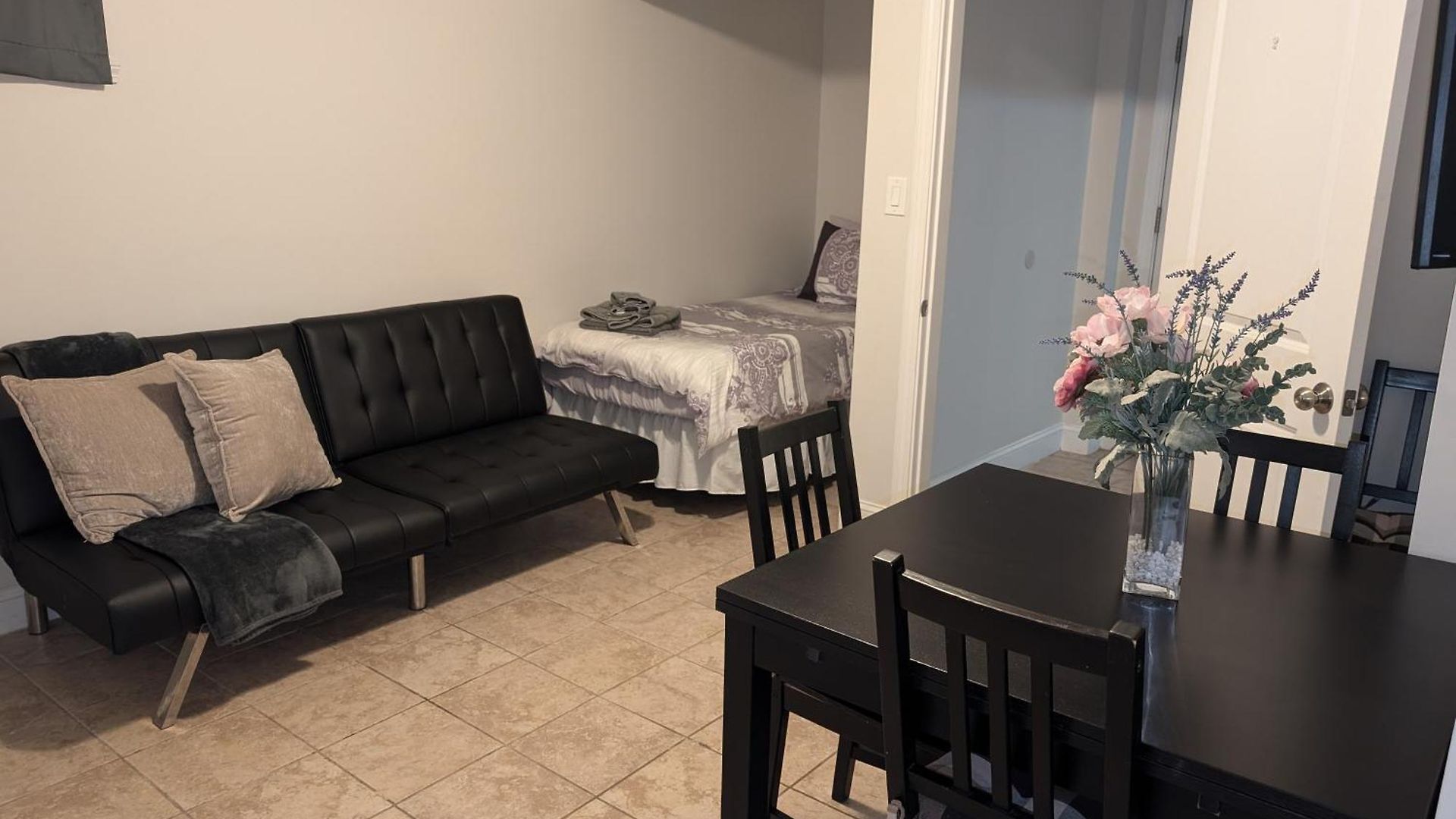 Brighton Sleeps 3 - Steps To Bus Line * Boston