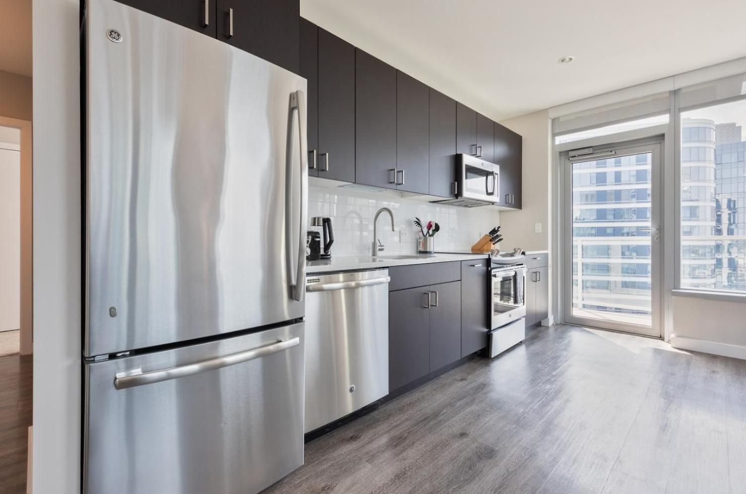 Luxury With Balcony In Seaport Apartment