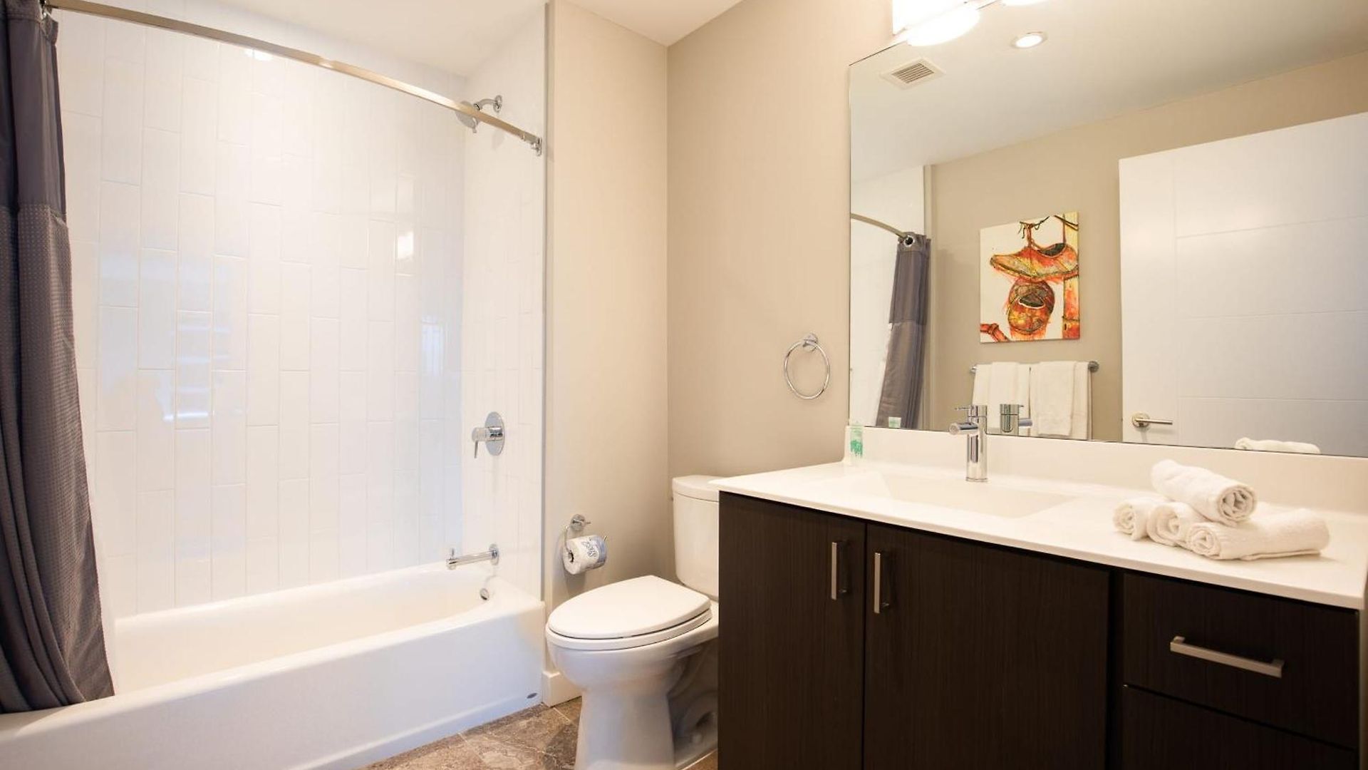 Luxury With Balcony In Seaport *