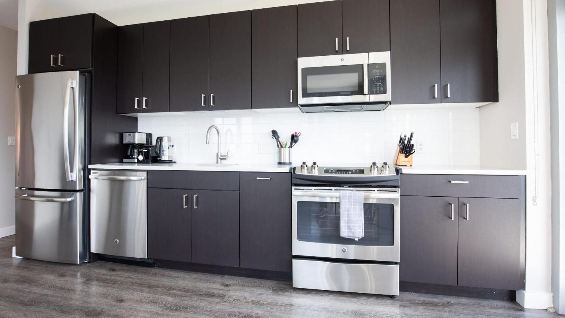 Luxury With Balcony In Seaport Apartment