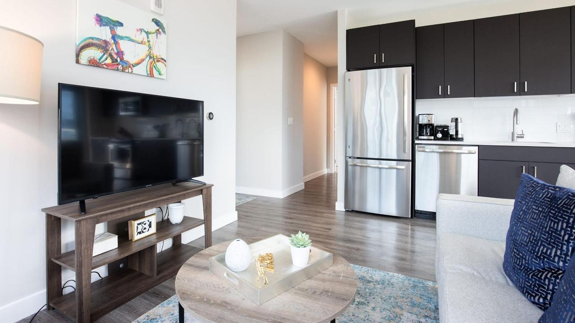 Luxury With Balcony In Seaport Apartment *