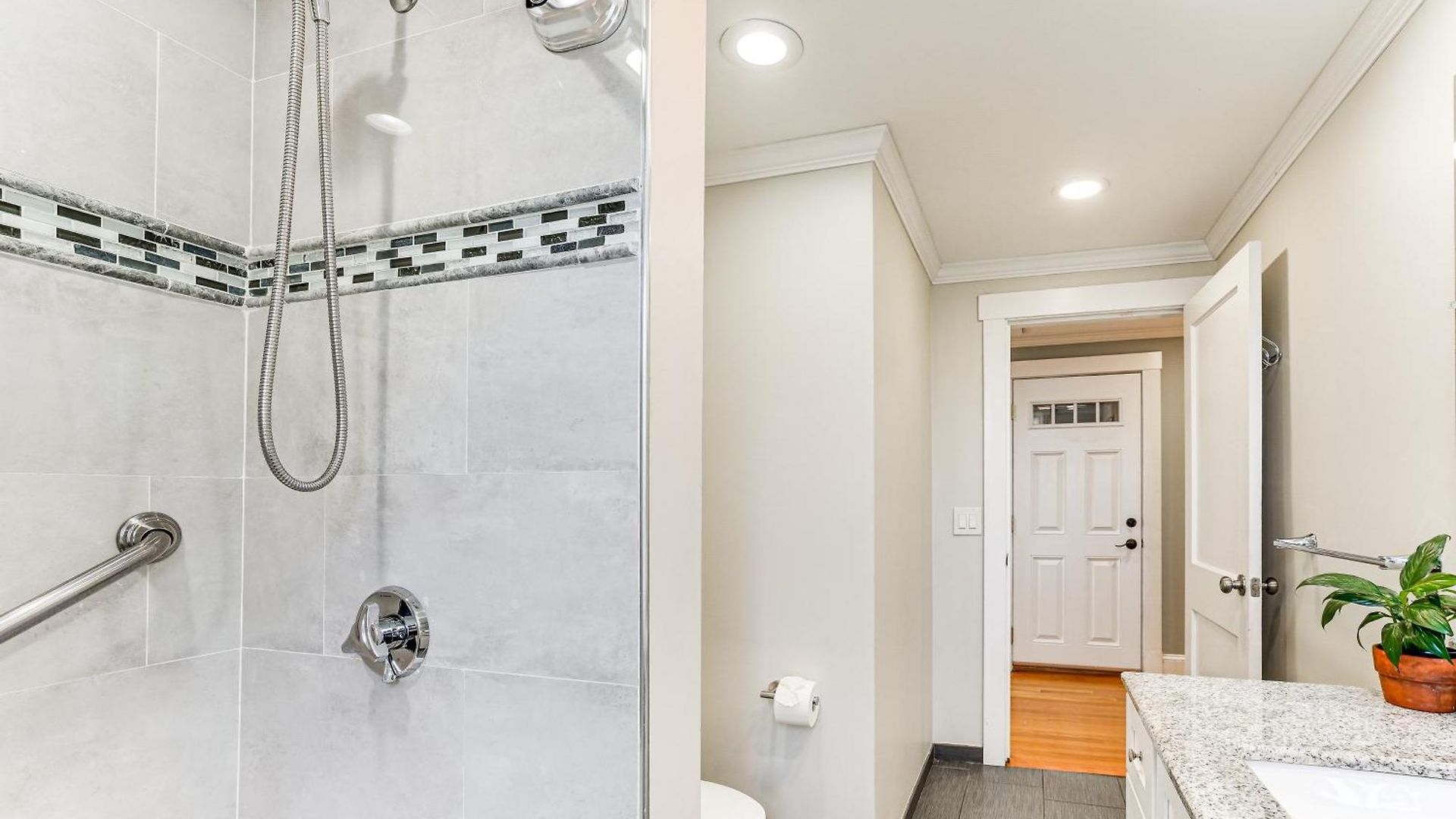 Apartment Walk To Constitution Beach: Mid-century Gem *