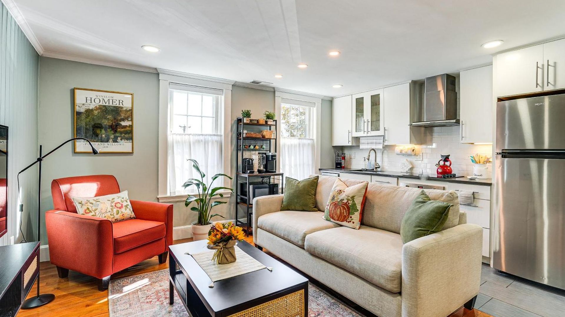 Walk To Constitution Beach: Mid-century Gem Apartment Boston