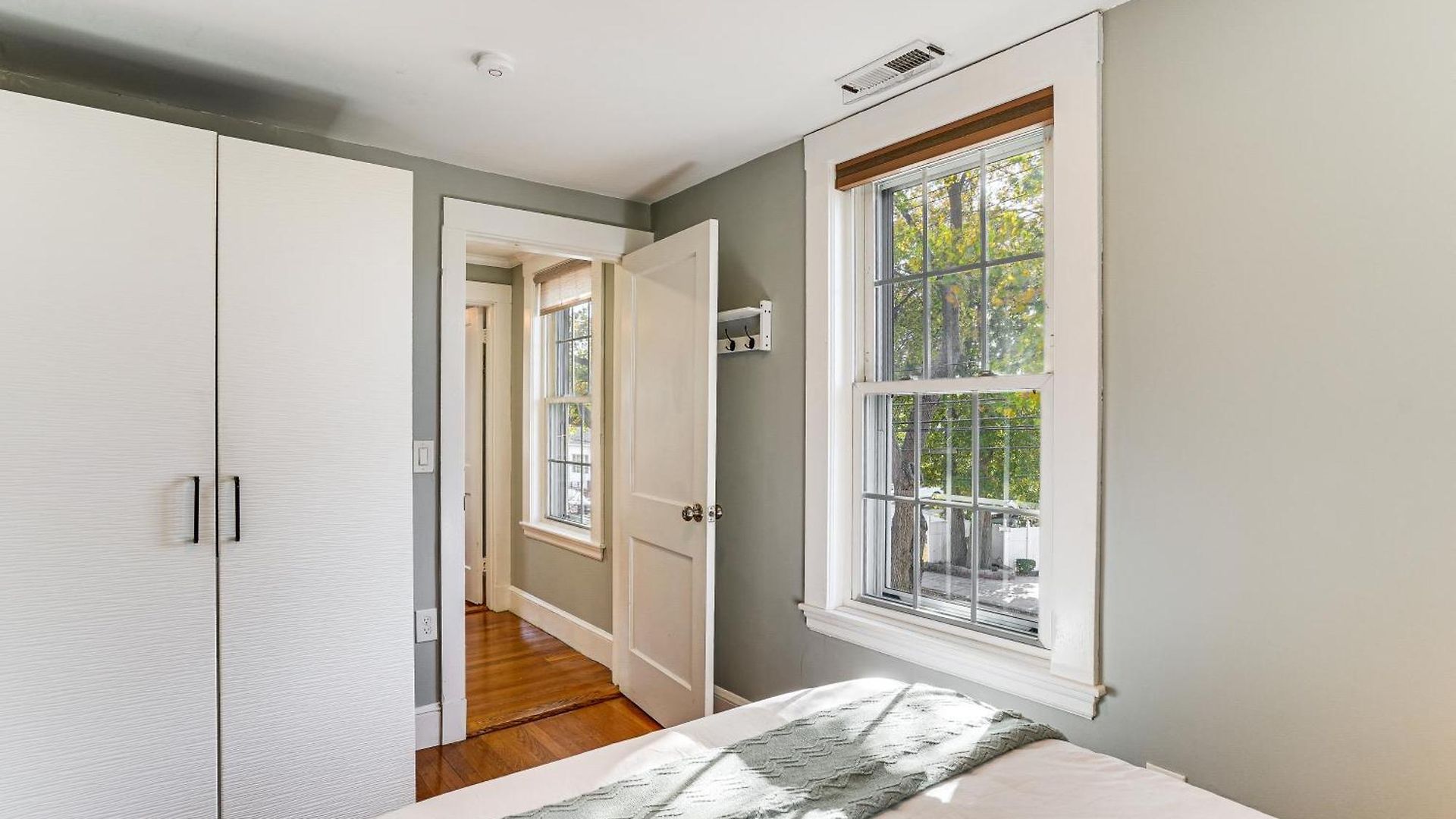 Walk To Constitution Beach: Mid-century Gem Boston