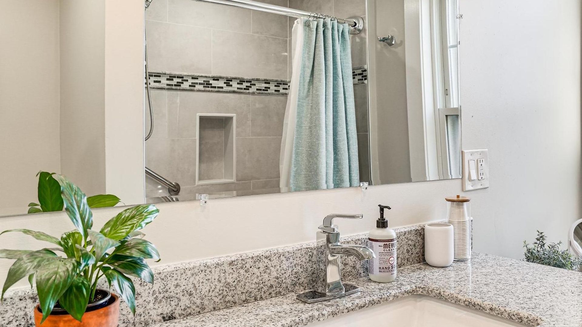 Walk To Constitution Beach: Mid-century Gem Apartment