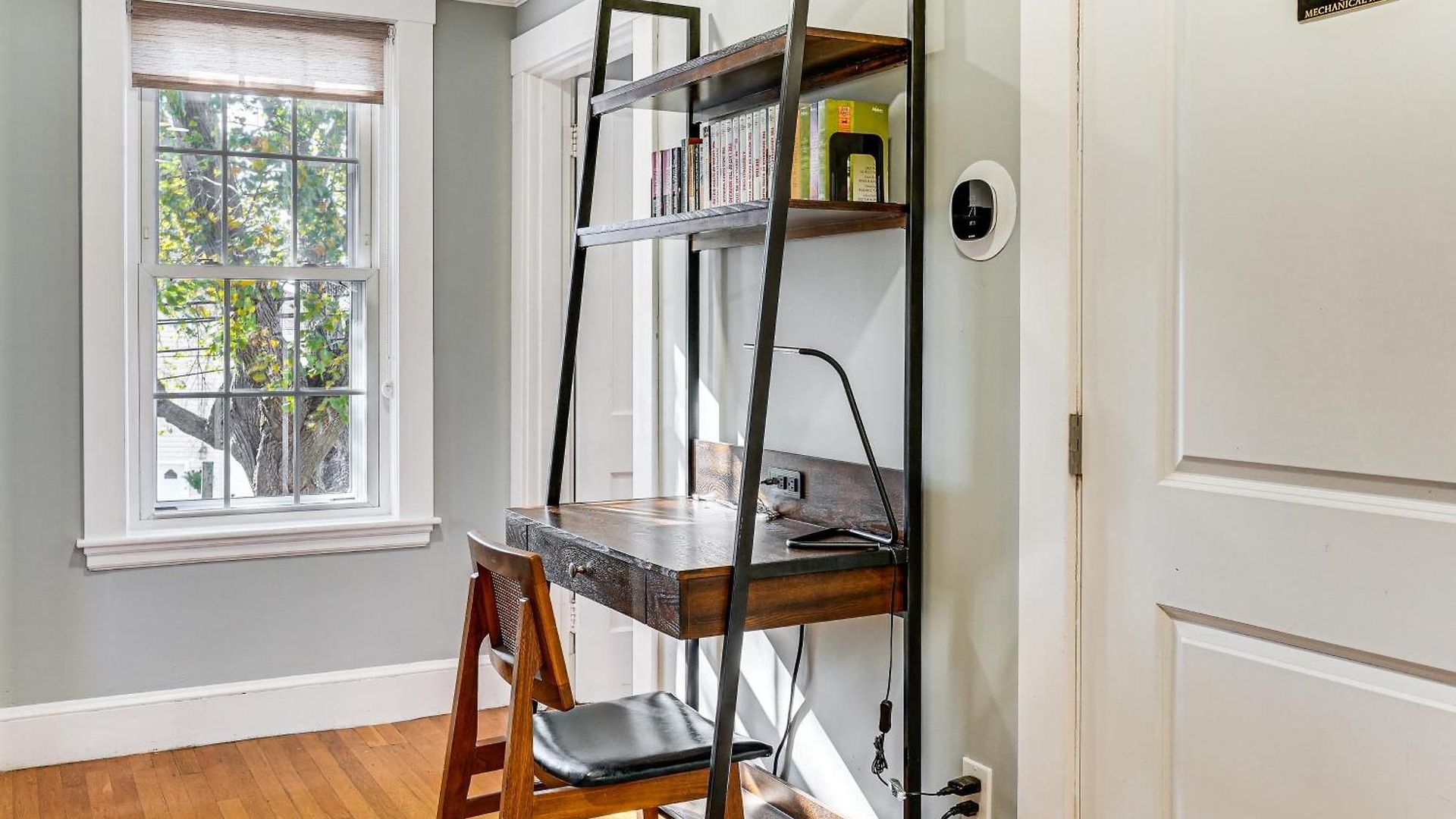 Walk To Constitution Beach: Mid-century Gem Boston