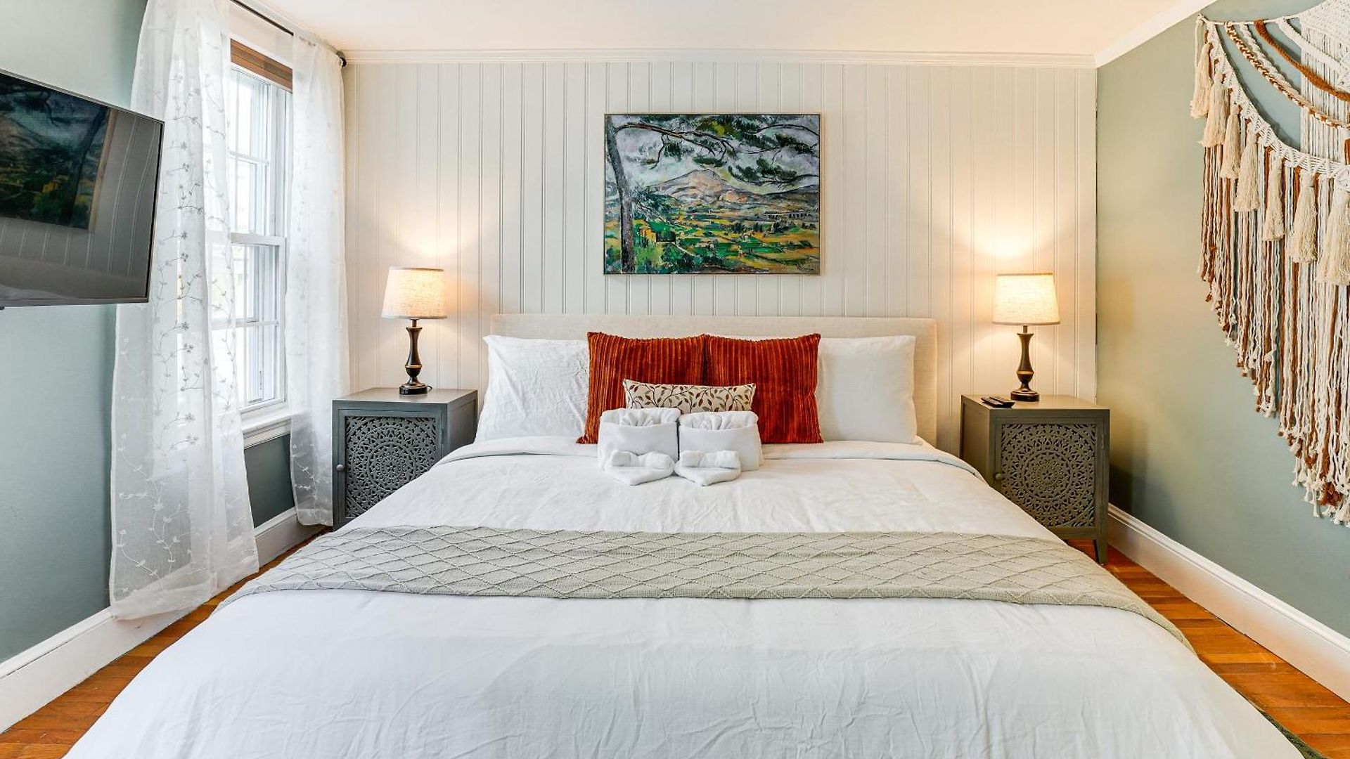Walk To Constitution Beach: Mid-century Gem Apartment