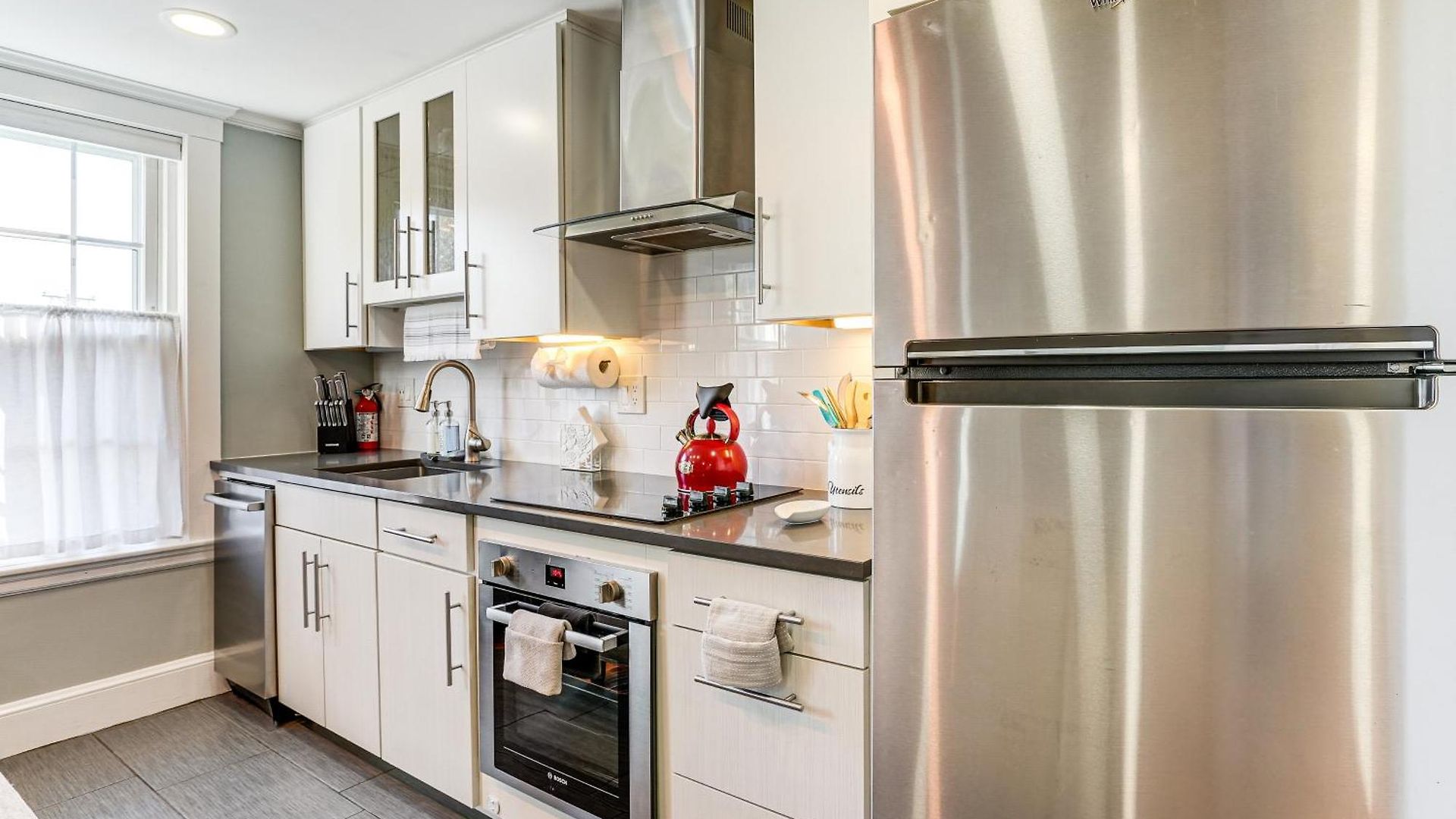 Apartment Walk To Constitution Beach: Mid-century Gem