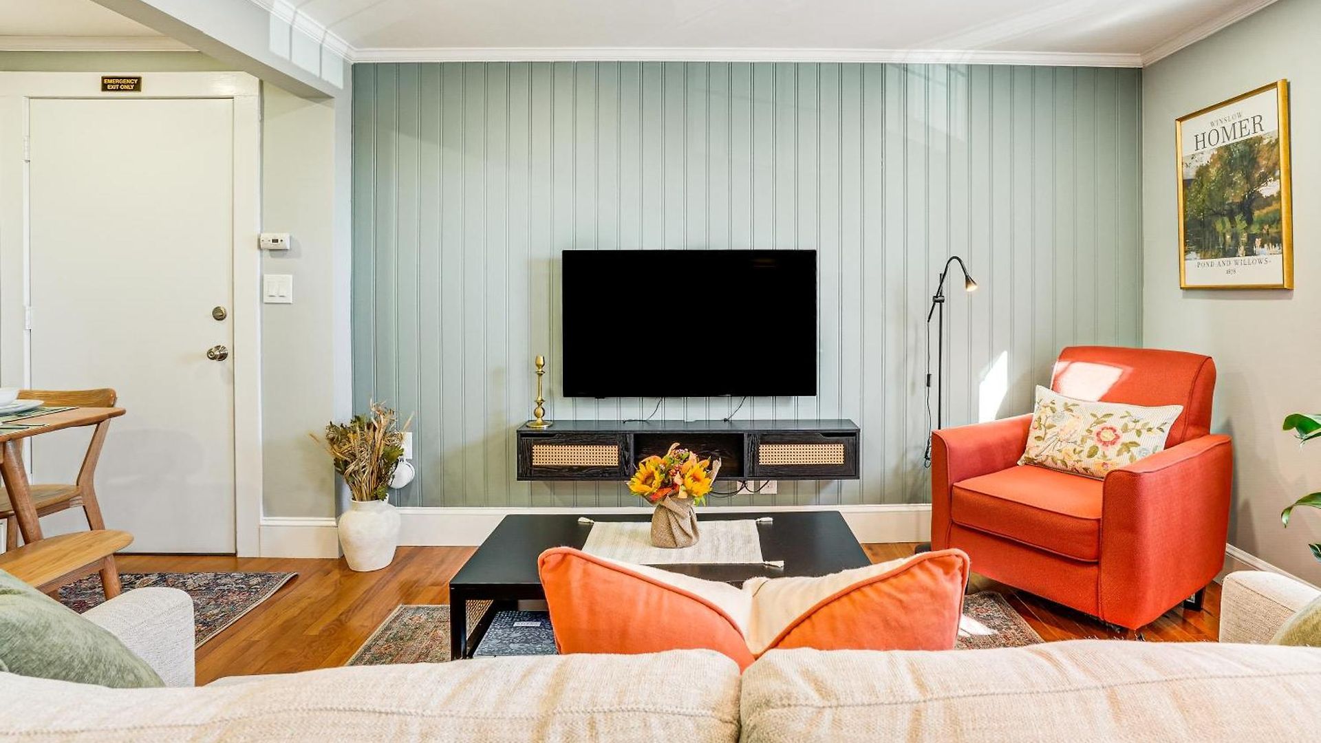 Walk To Constitution Beach: Mid-century Gem Apartment Boston