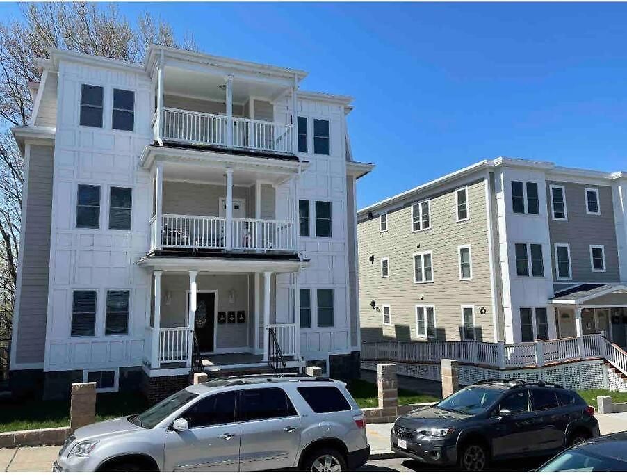Modern Luxury Steps From Zoo & Golf Course Boston