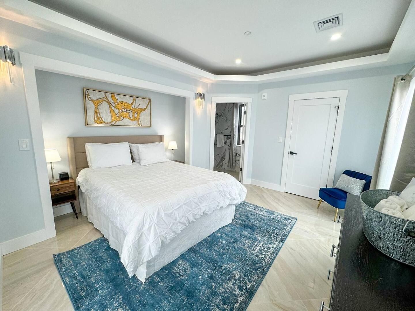 Apartment 3br Gem Skyline Views, Laundry & Air *