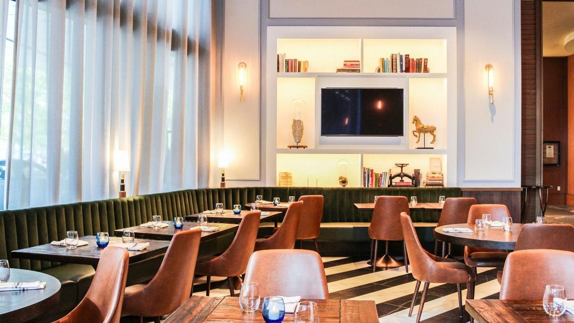 Hotel Renaissance Seaport District 4*