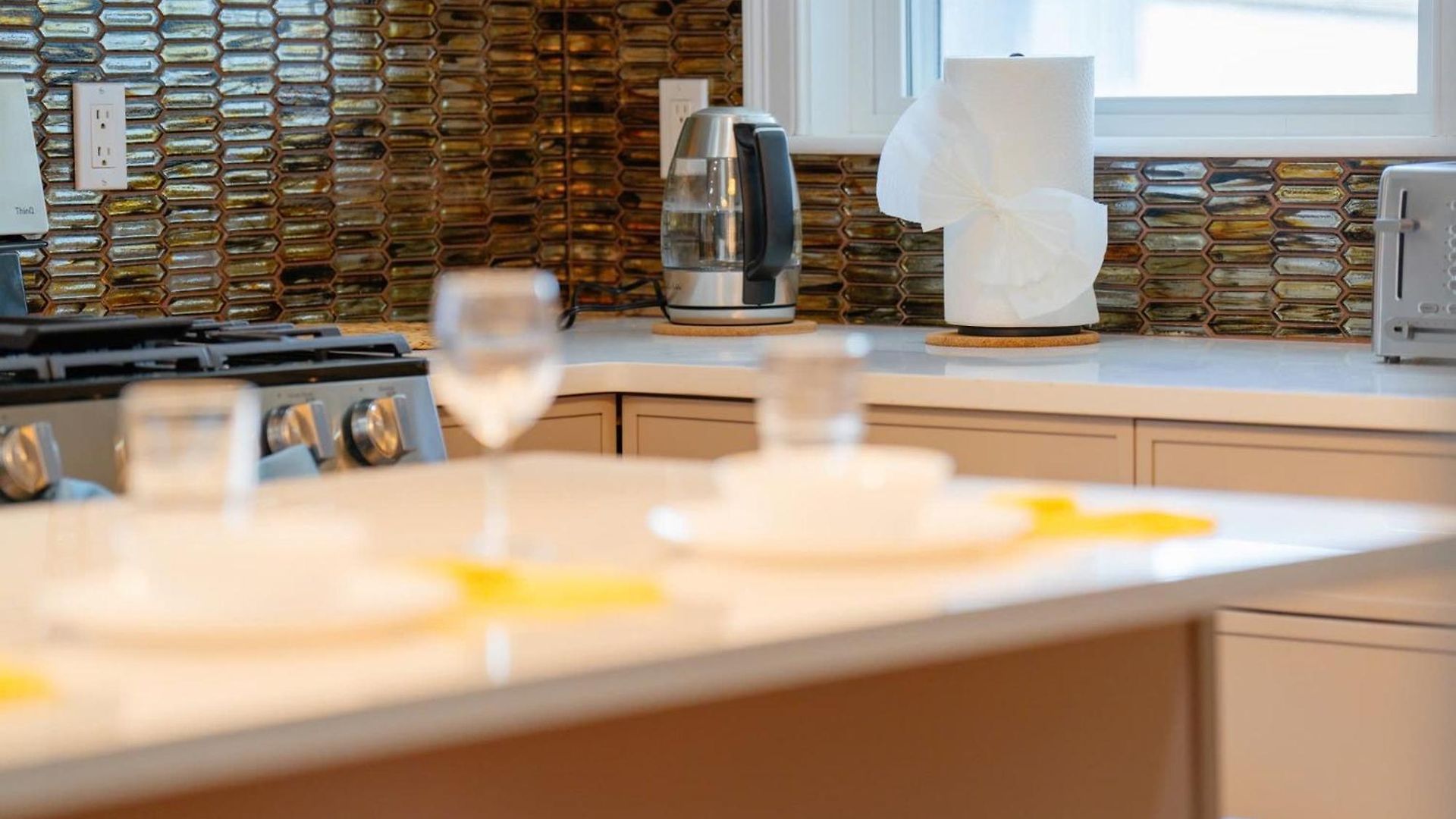 Modern 3br & 3ba - Patio, Bathtub, Walk To Red Line 82 Apartment *