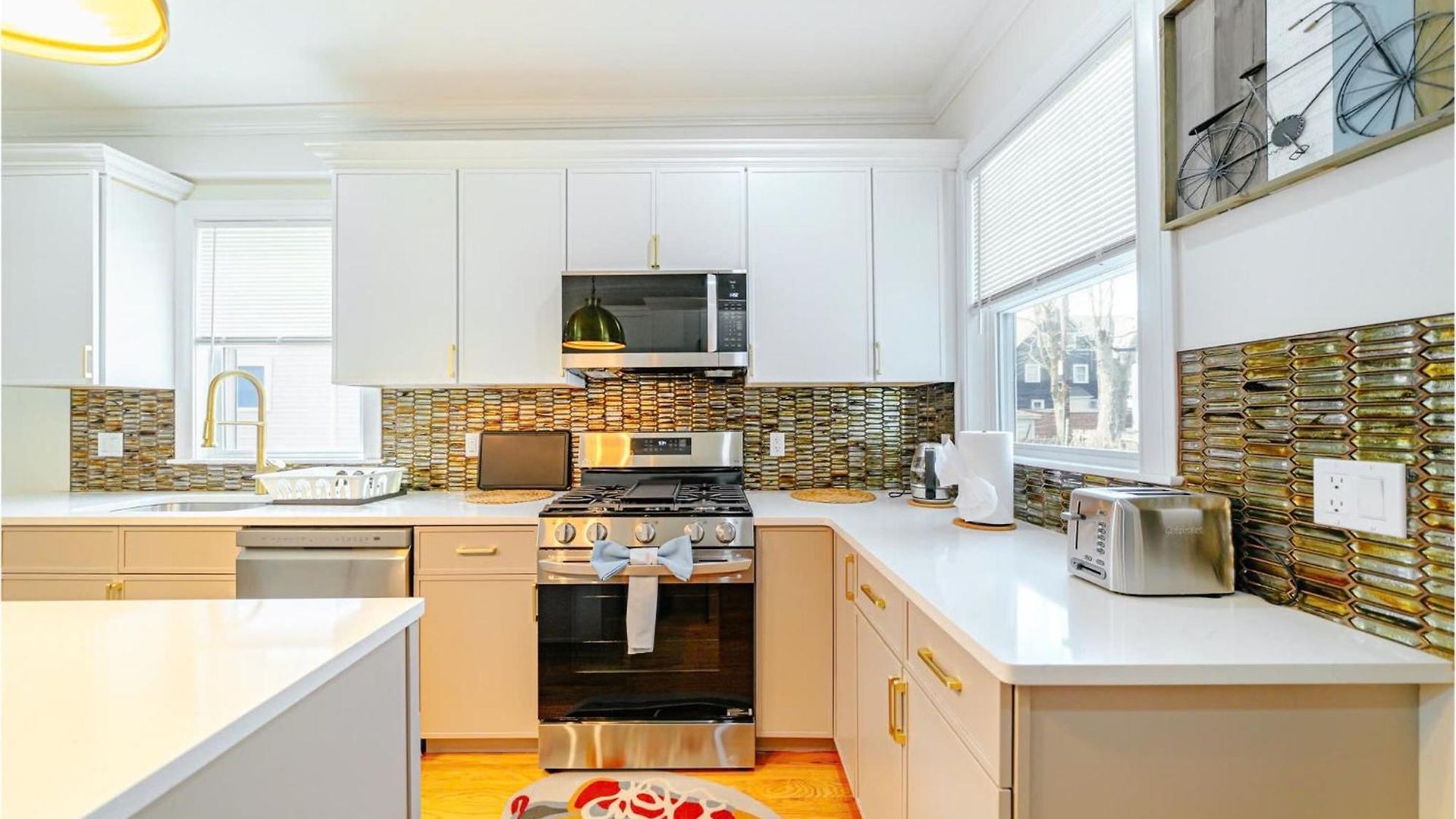 Modern 3br & 3ba - Patio, Bathtub, Walk To Red Line 82 Apartment