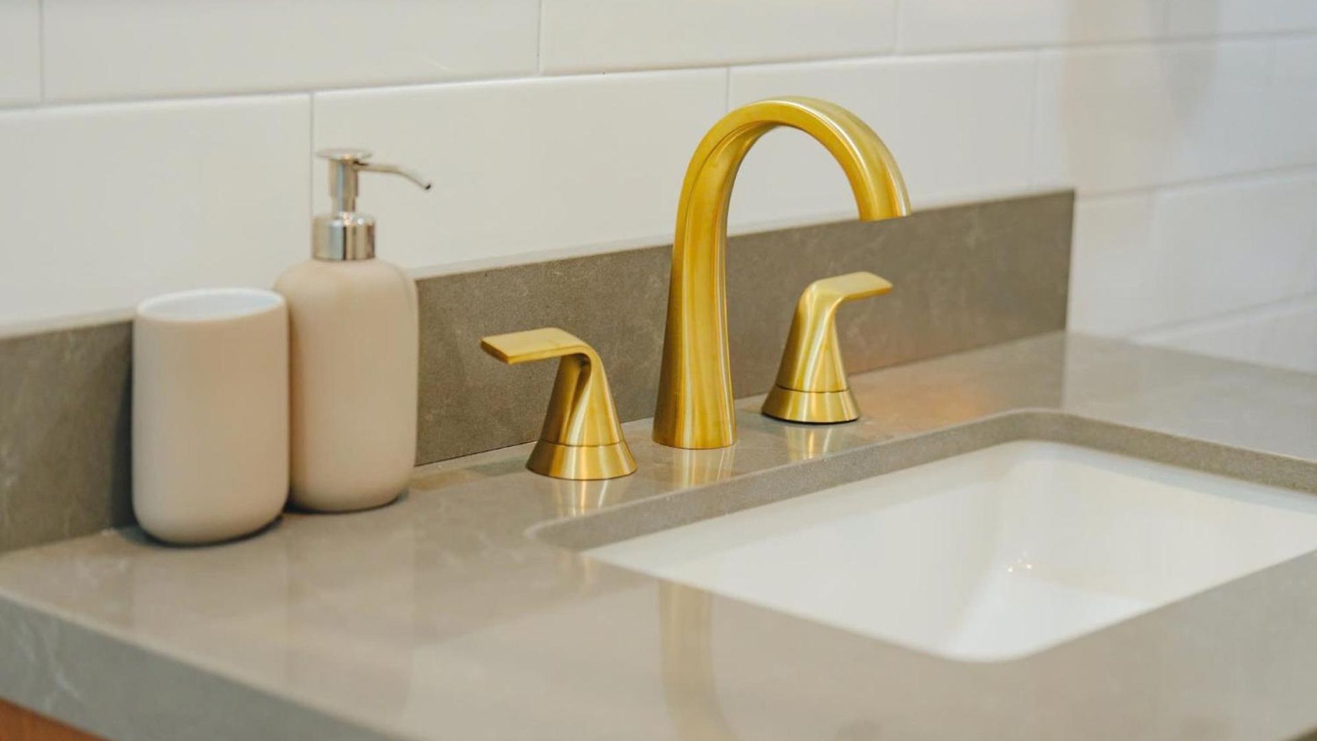Modern 3br & 3ba - Patio, Bathtub, Walk To Red Line 82 * Boston