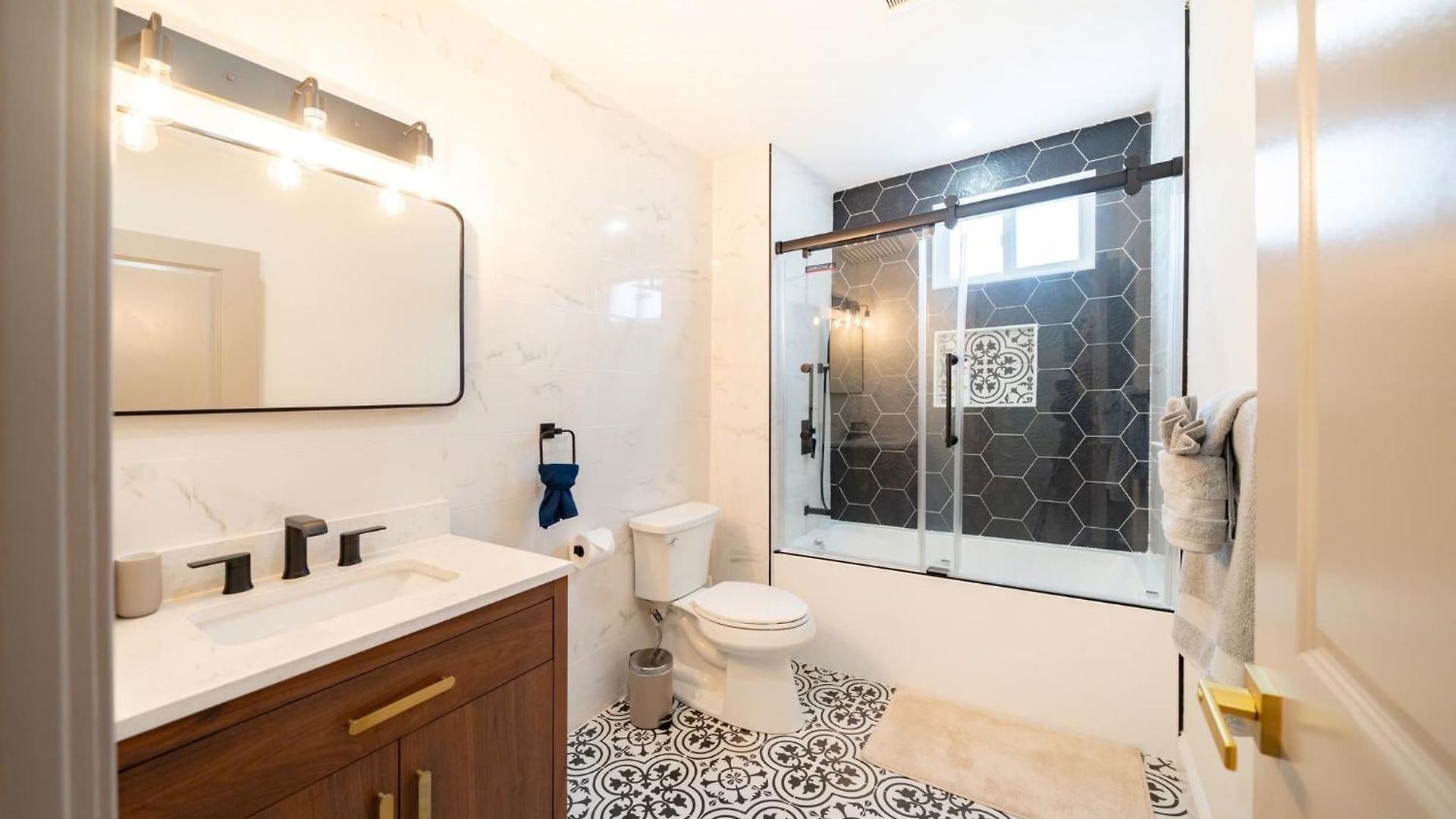 Modern 3br & 3ba - Patio, Bathtub, Walk To Red Line 82
