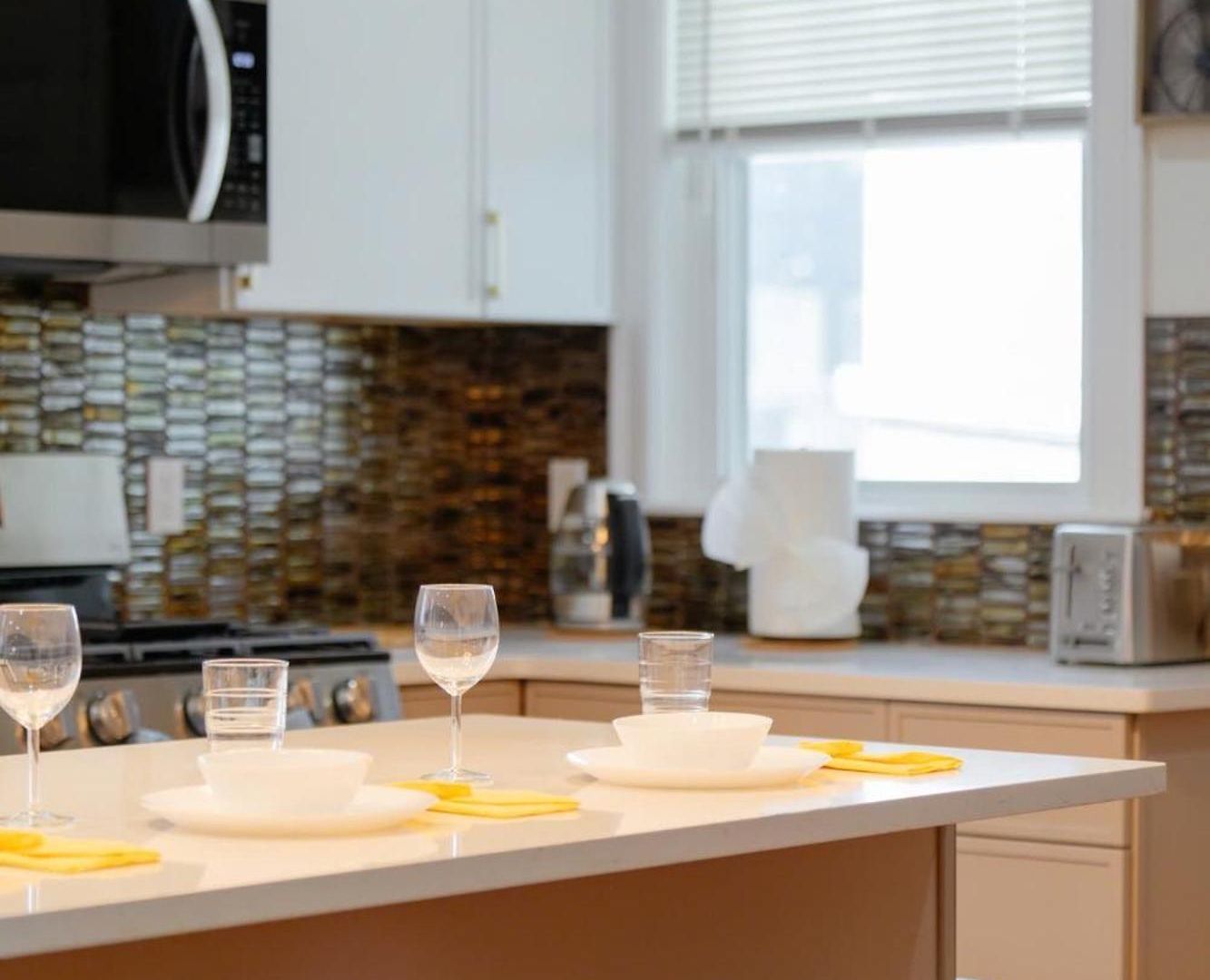 Modern 3br & 3ba - Patio, Bathtub, Walk To Red Line 82 Apartment *