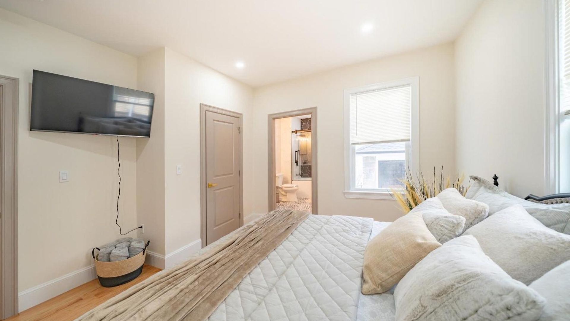 Apartment Modern 3br & 3ba - Patio, Bathtub, Walk To Red Line 82 Boston