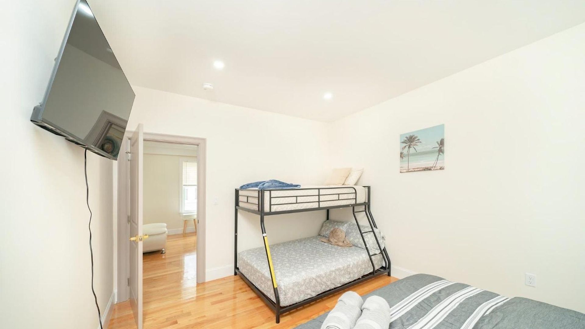 Modern 3br & 3ba - Patio, Bathtub, Walk To Red Line 82 *