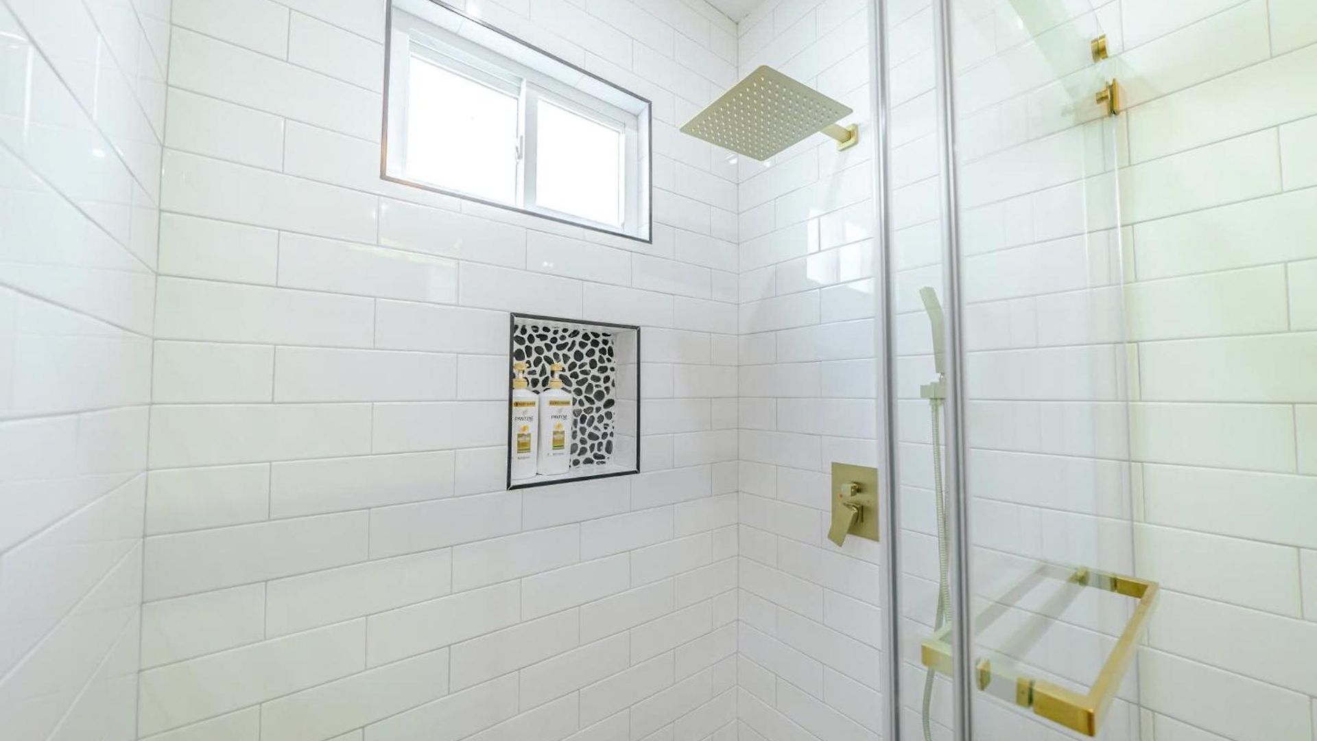 Modern 3br & 3ba - Patio, Bathtub, Walk To Red Line 82 Apartment