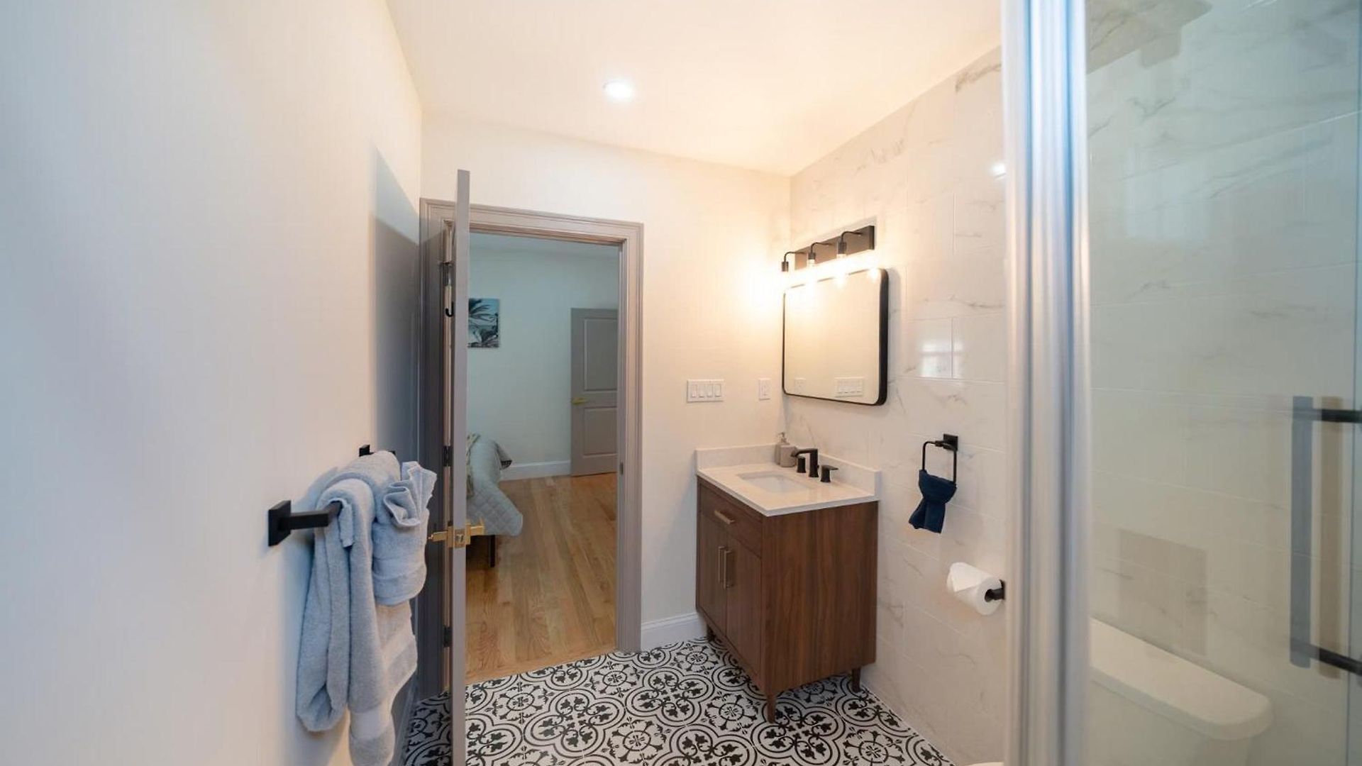 Modern 3br & 3ba - Patio, Bathtub, Walk To Red Line 82 Apartment *