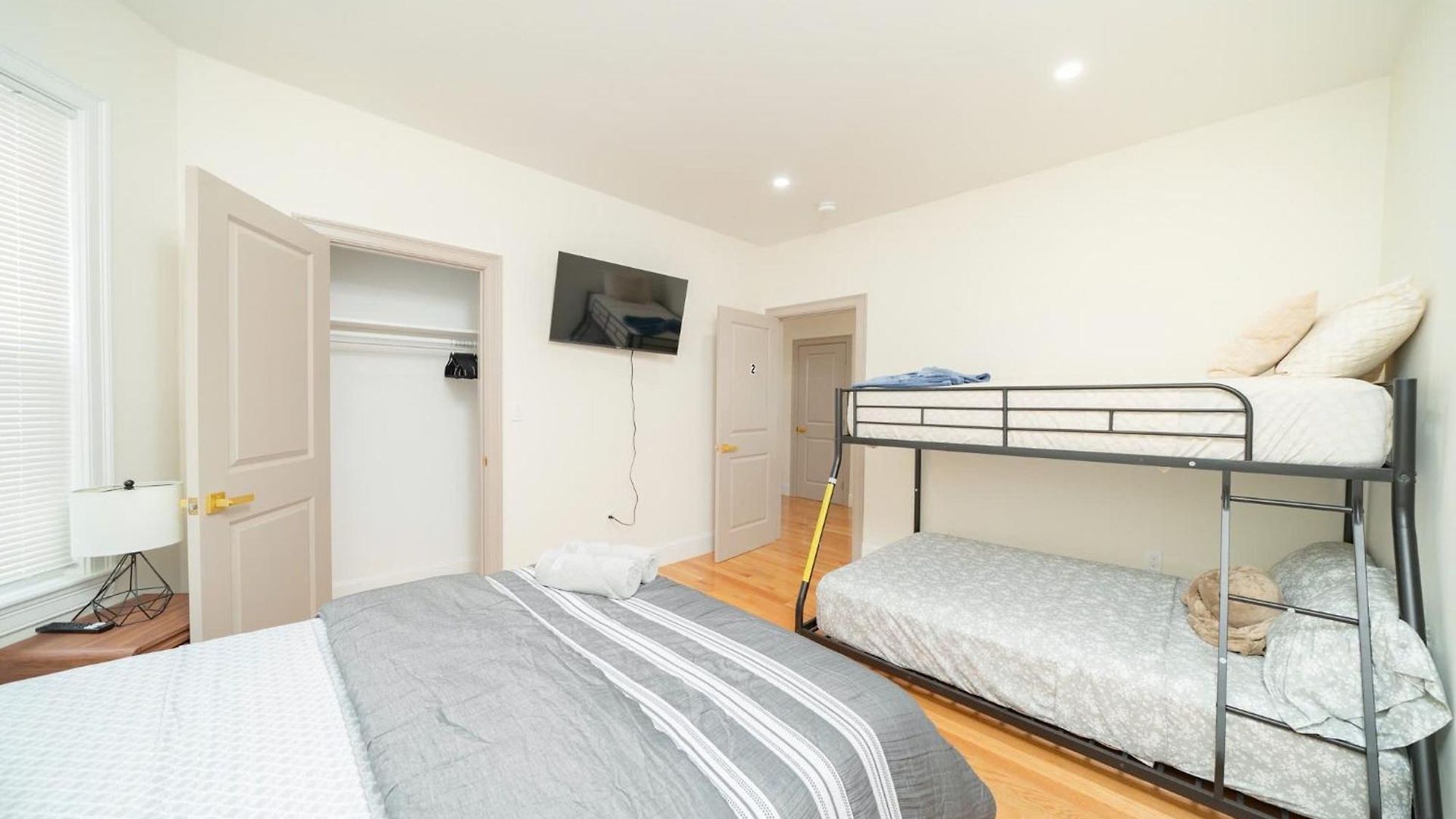 Modern 3br & 3ba - Patio, Bathtub, Walk To Red Line 82 *