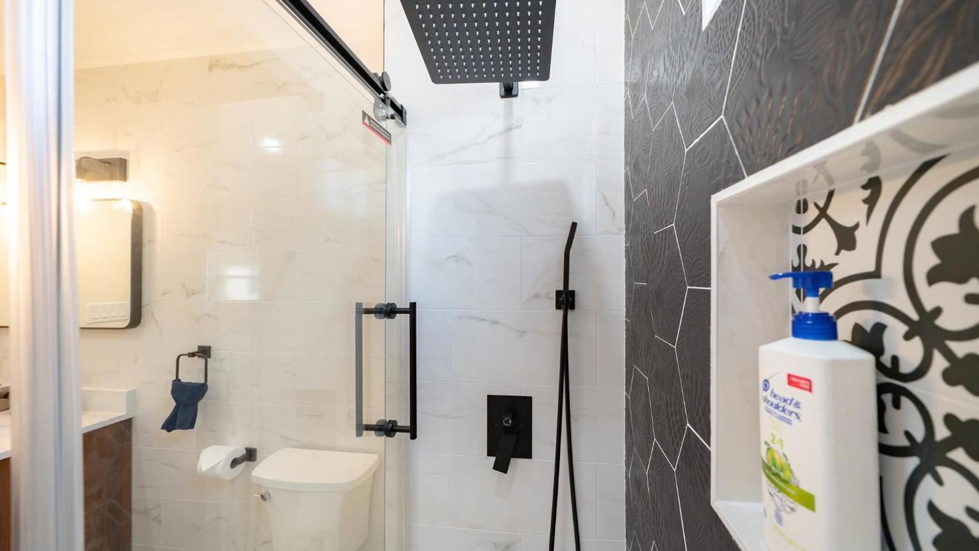 Modern 3br & 3ba - Patio, Bathtub, Walk To Red Line 82 Apartment