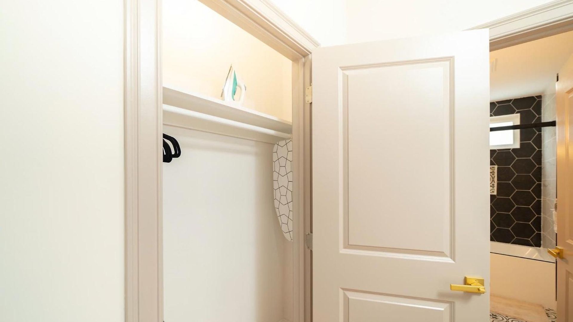 Modern 3br & 3ba - Patio, Bathtub, Walk To Red Line 82 Apartment *