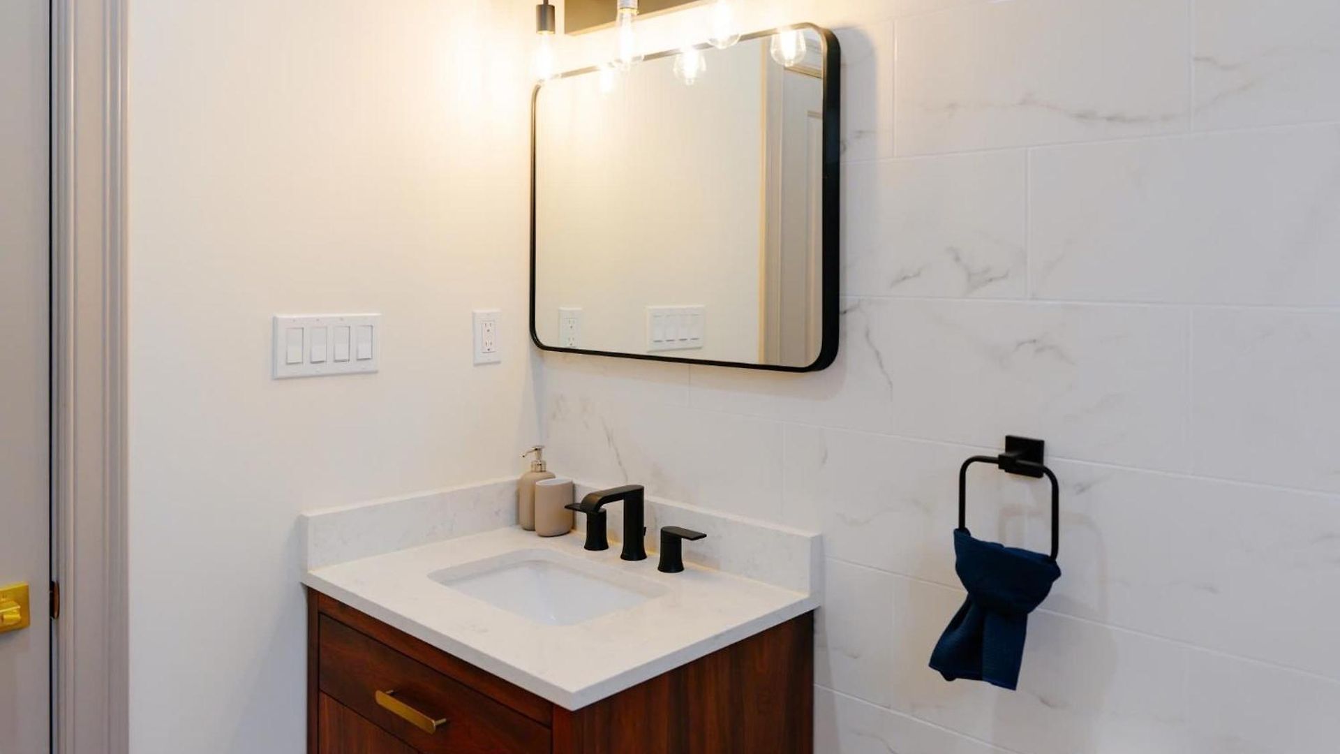 Modern 3br & 3ba - Patio, Bathtub, Walk To Red Line 82 Apartment Boston