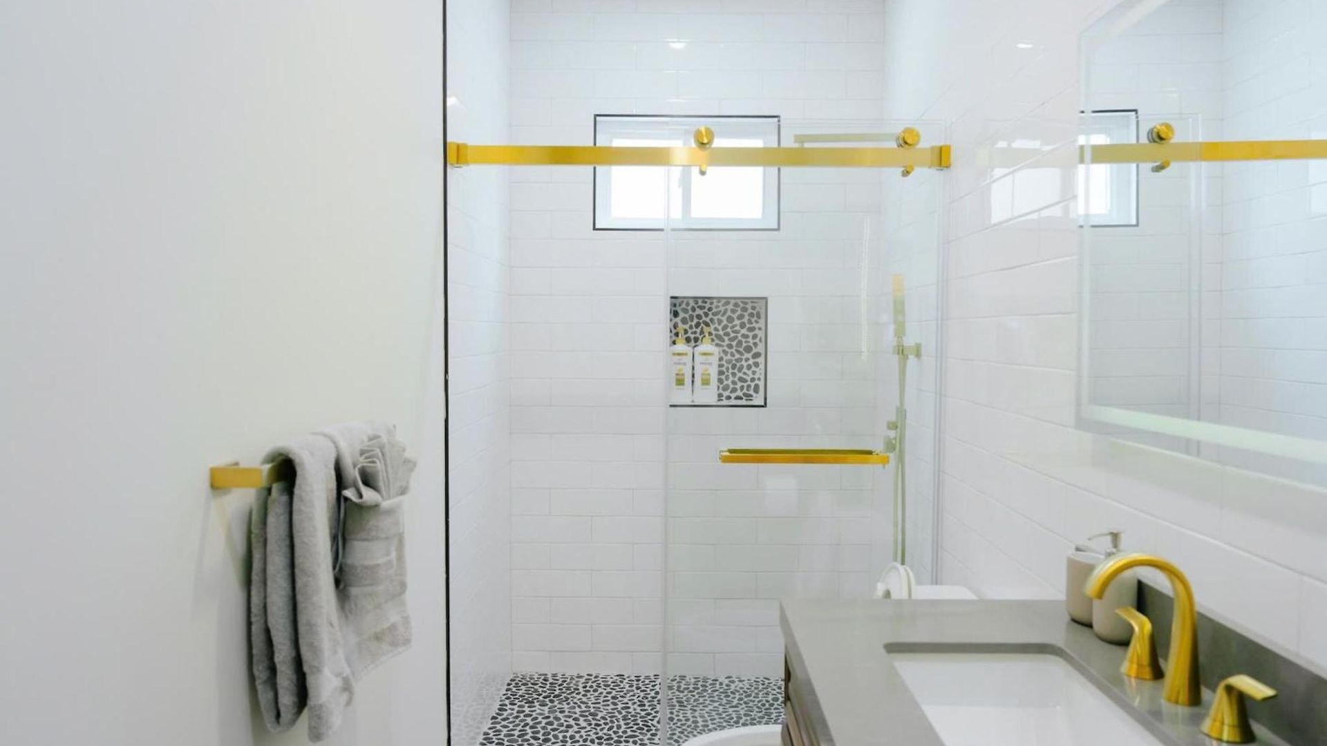 Modern 3br & 3ba - Patio, Bathtub, Walk To Red Line 82