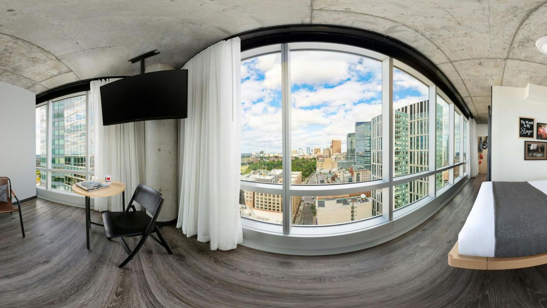Moxy Downtown 3*
