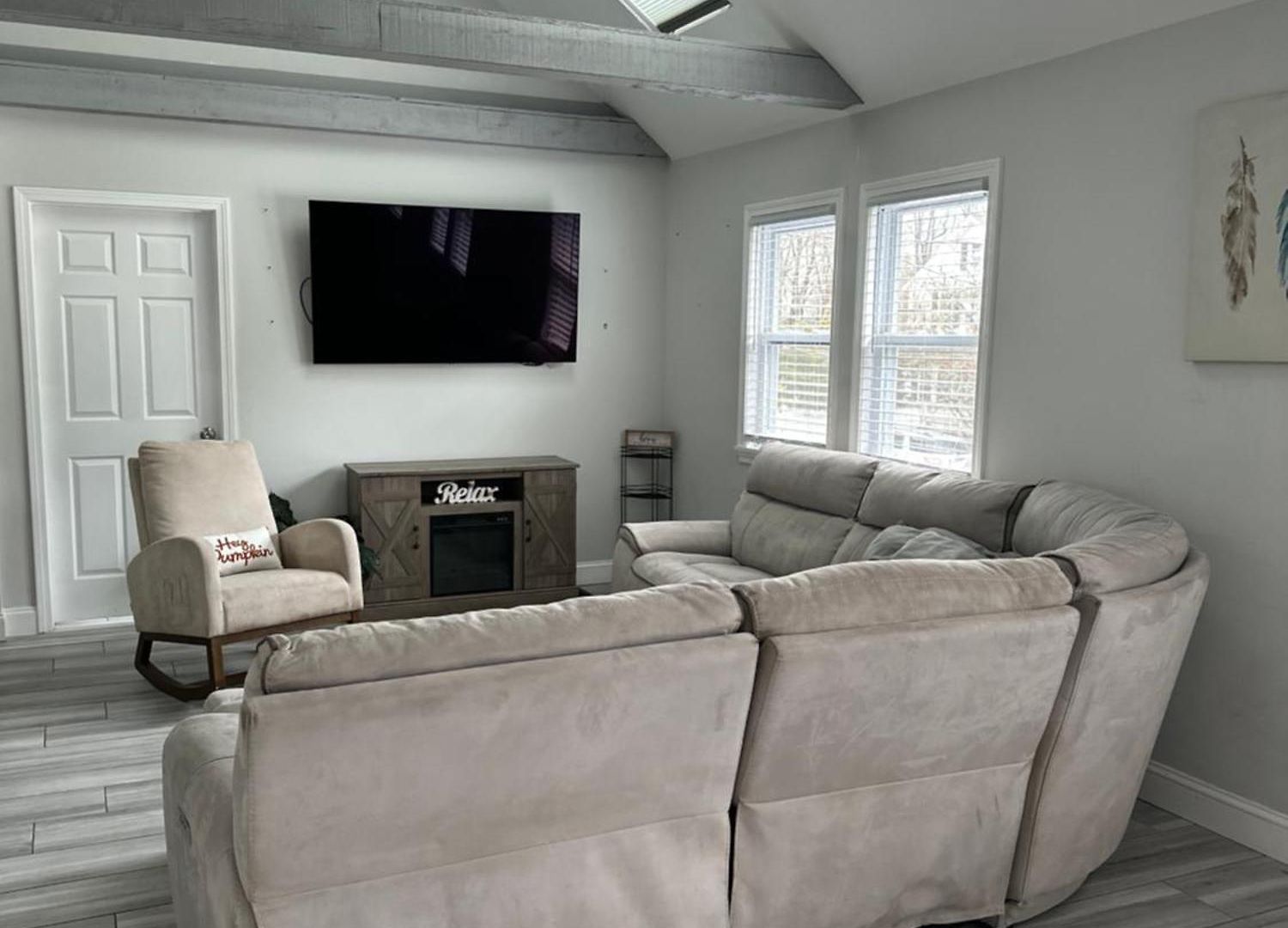 Stylish 2nd Floor Unit, Are Going To It!