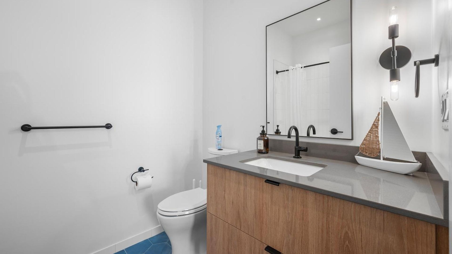 Luxury Furnished Near Logan Airport Apartment *